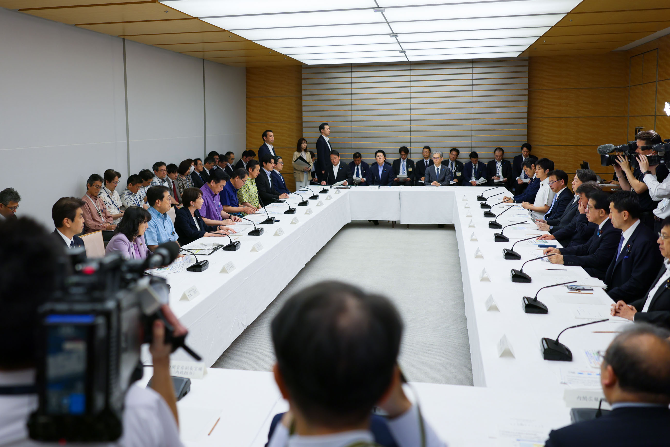 Prime Minister Takaichi wrapping up the meeting (2)