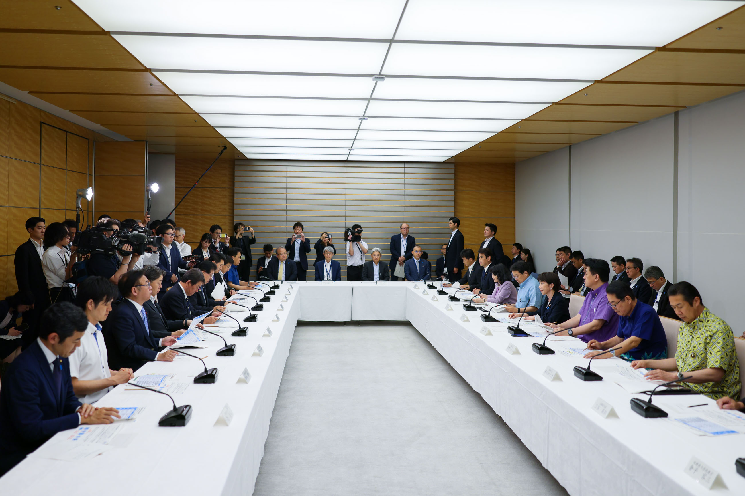Prime Minister Takaichi wrapping up the meeting (3)