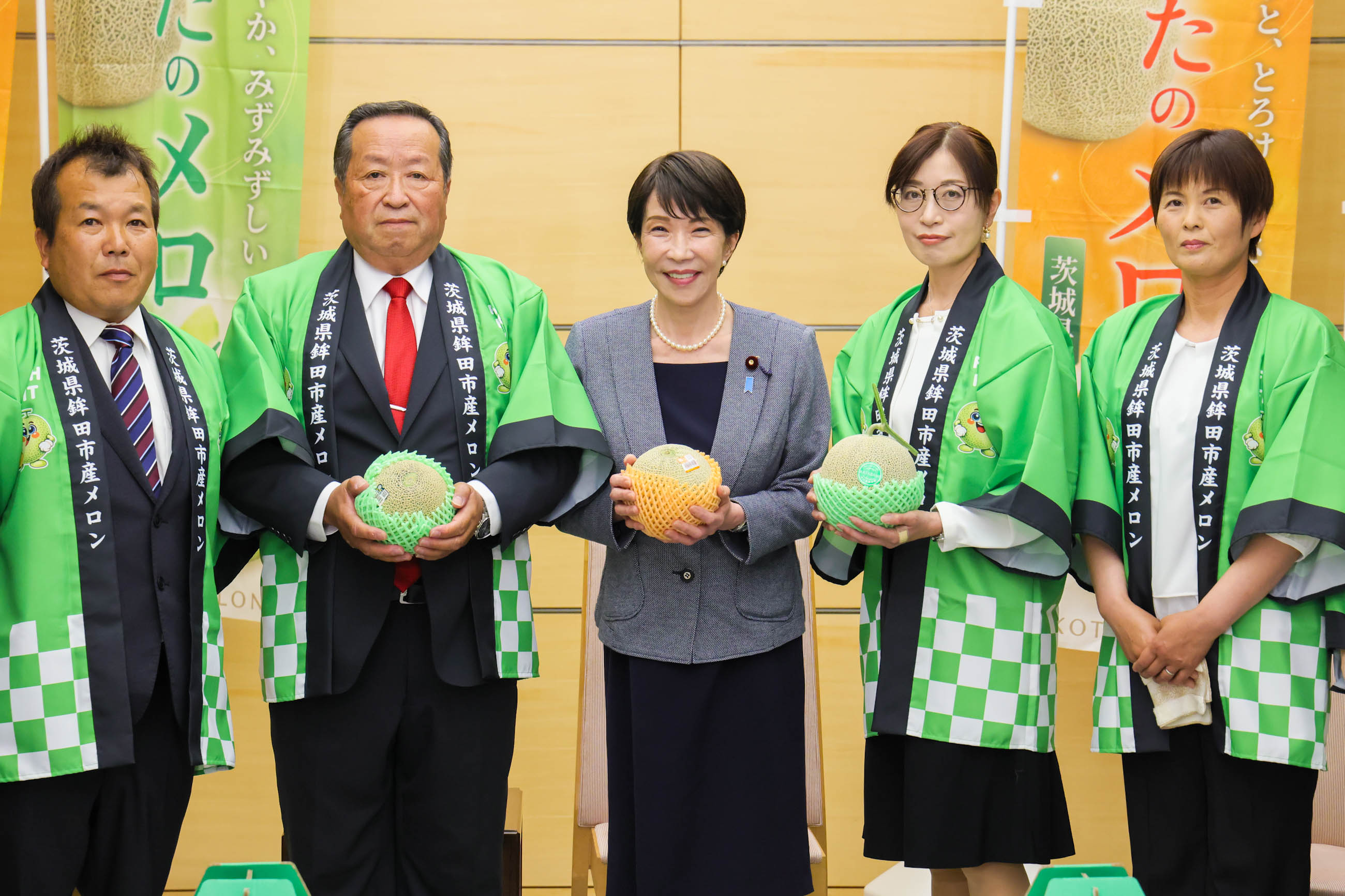 Prime Minister Takaichi being presented with melons (2)