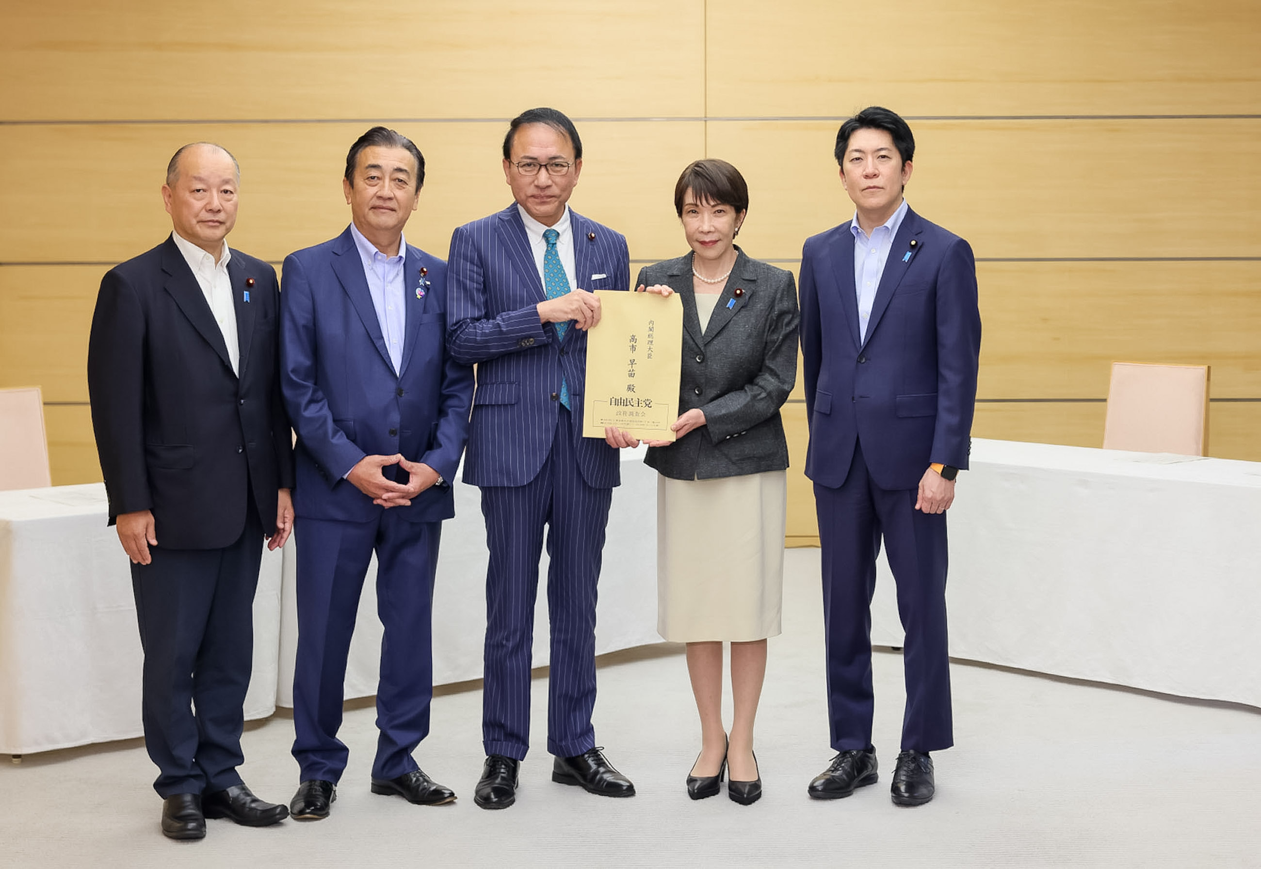 Prime Minister Takaichi receiving a proposal (1)
