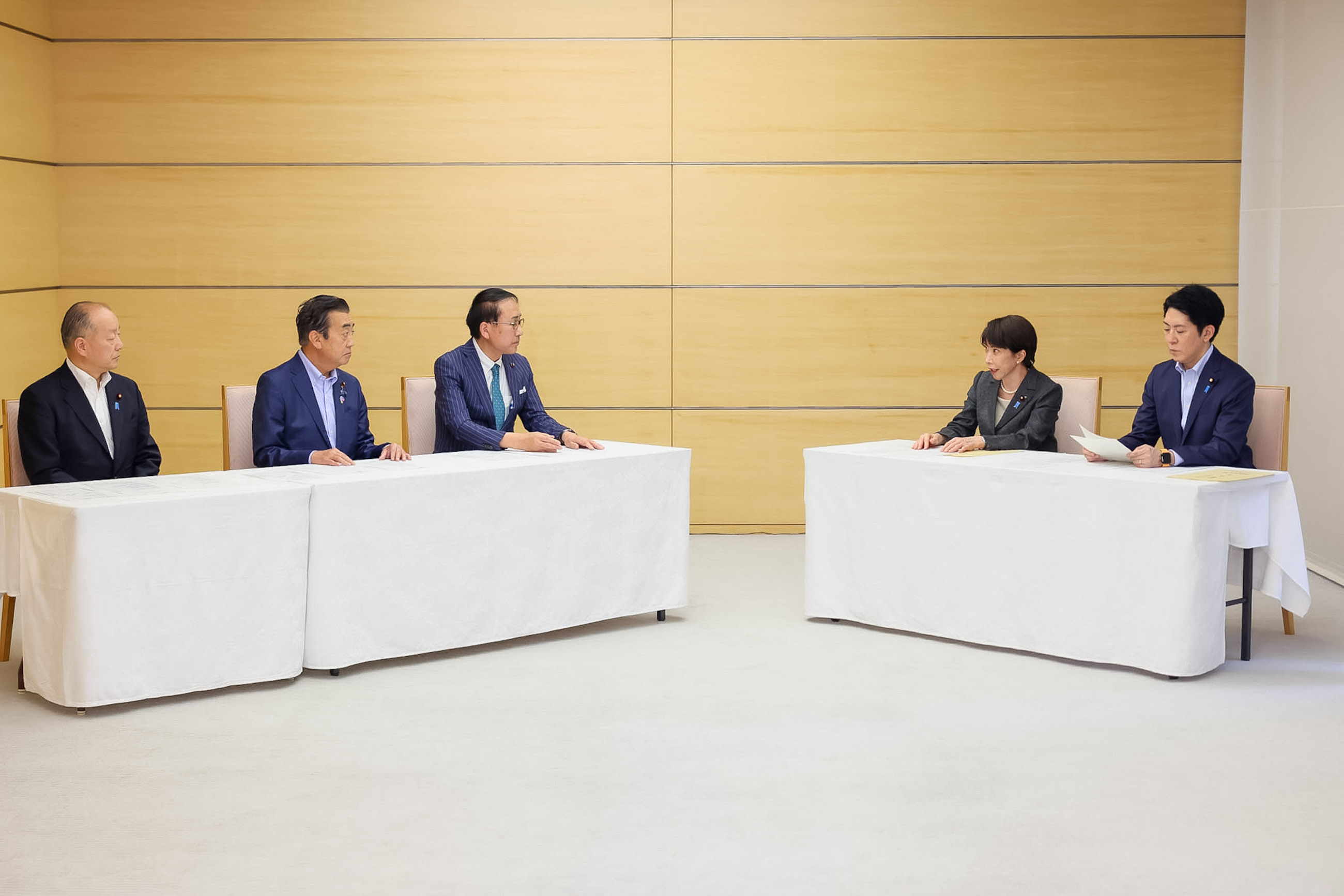 Prime Minister Takaichi receiving a proposal (2)