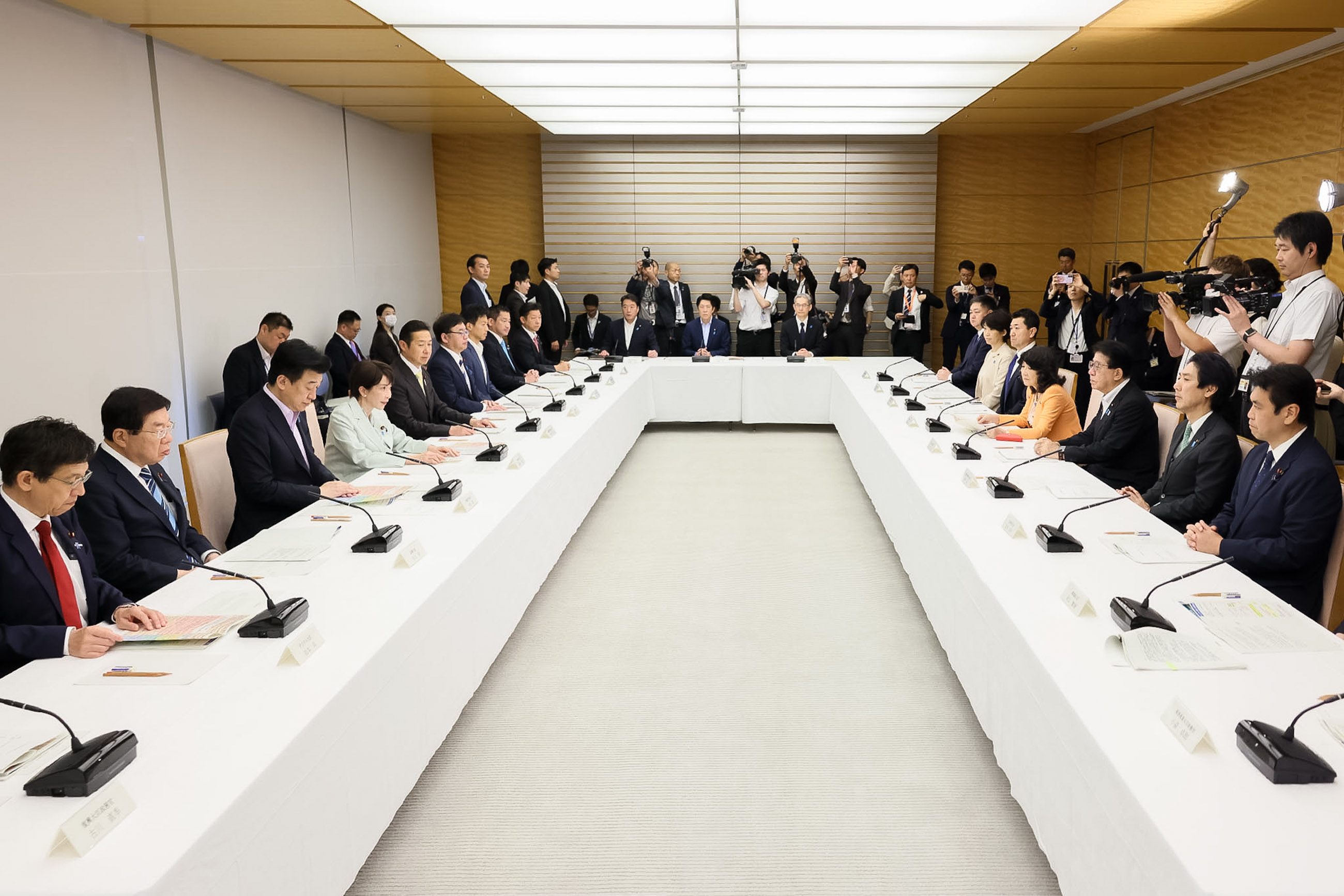 Prime Minister Takaichi wrapping up the meeting (2)
