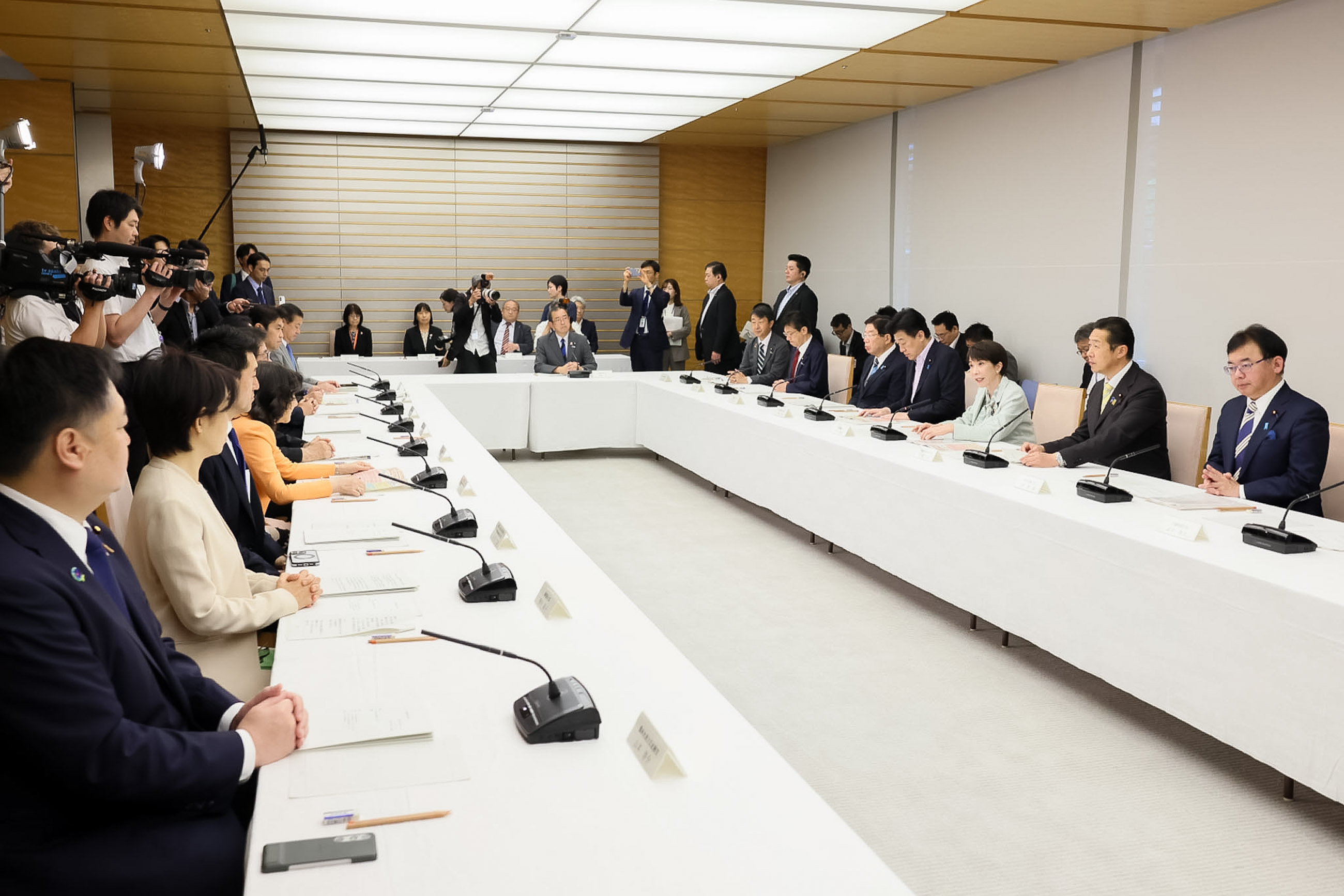 Prime Minister Takaichi wrapping up the meeting (3)