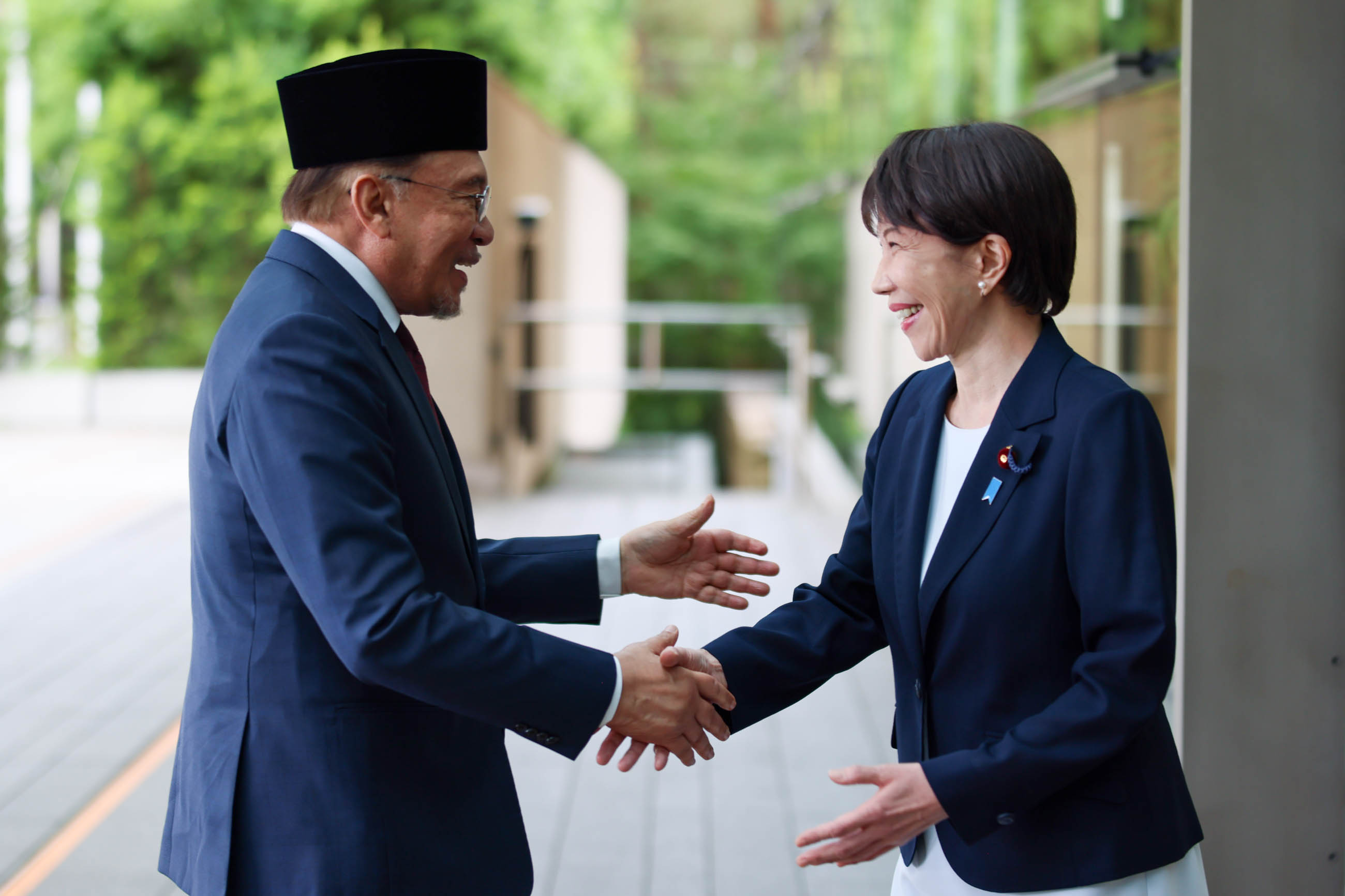 Prime Minister Takaichi welcoming Prime Minister Anwar