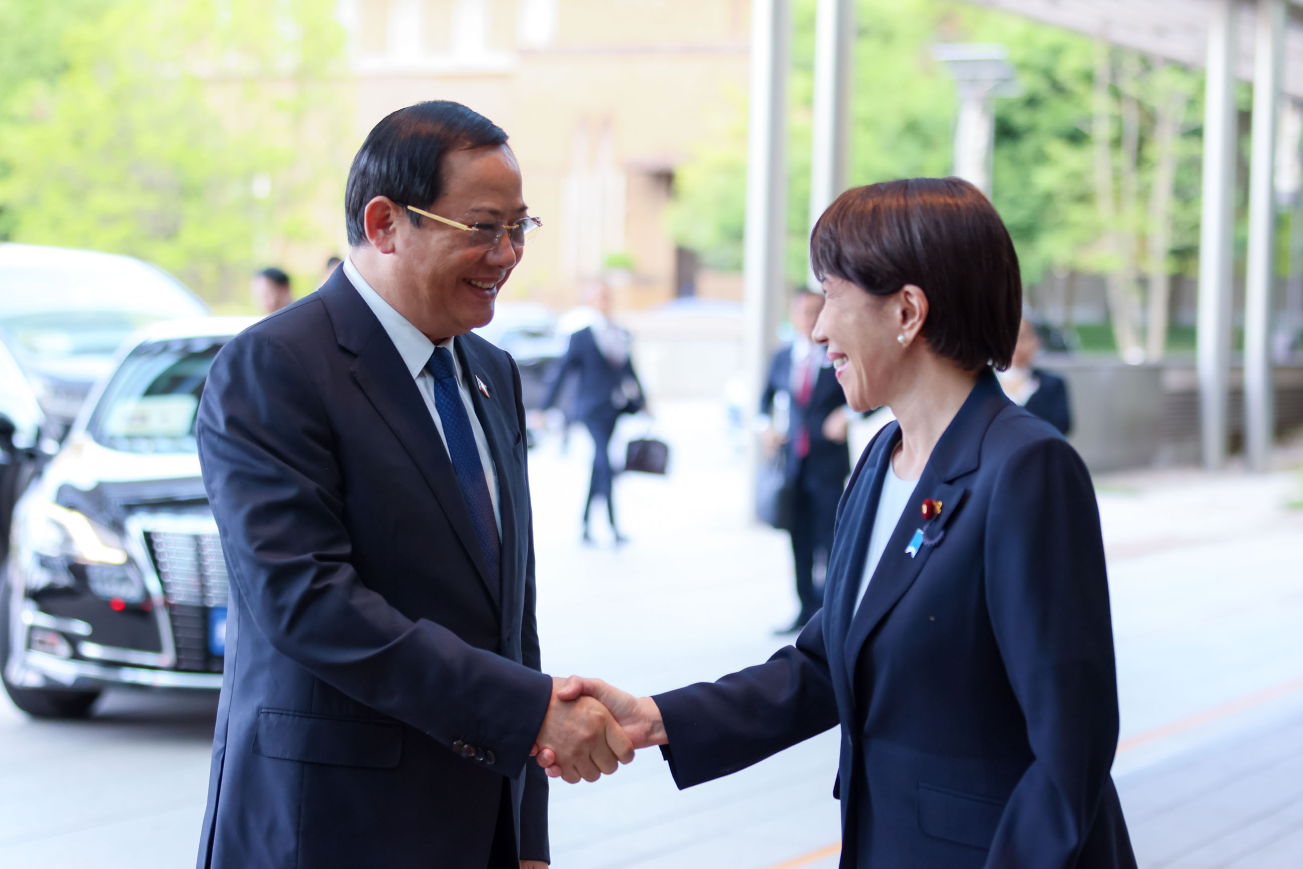 Prime Minister Takaichi welcoming Prime Minister Sonexay