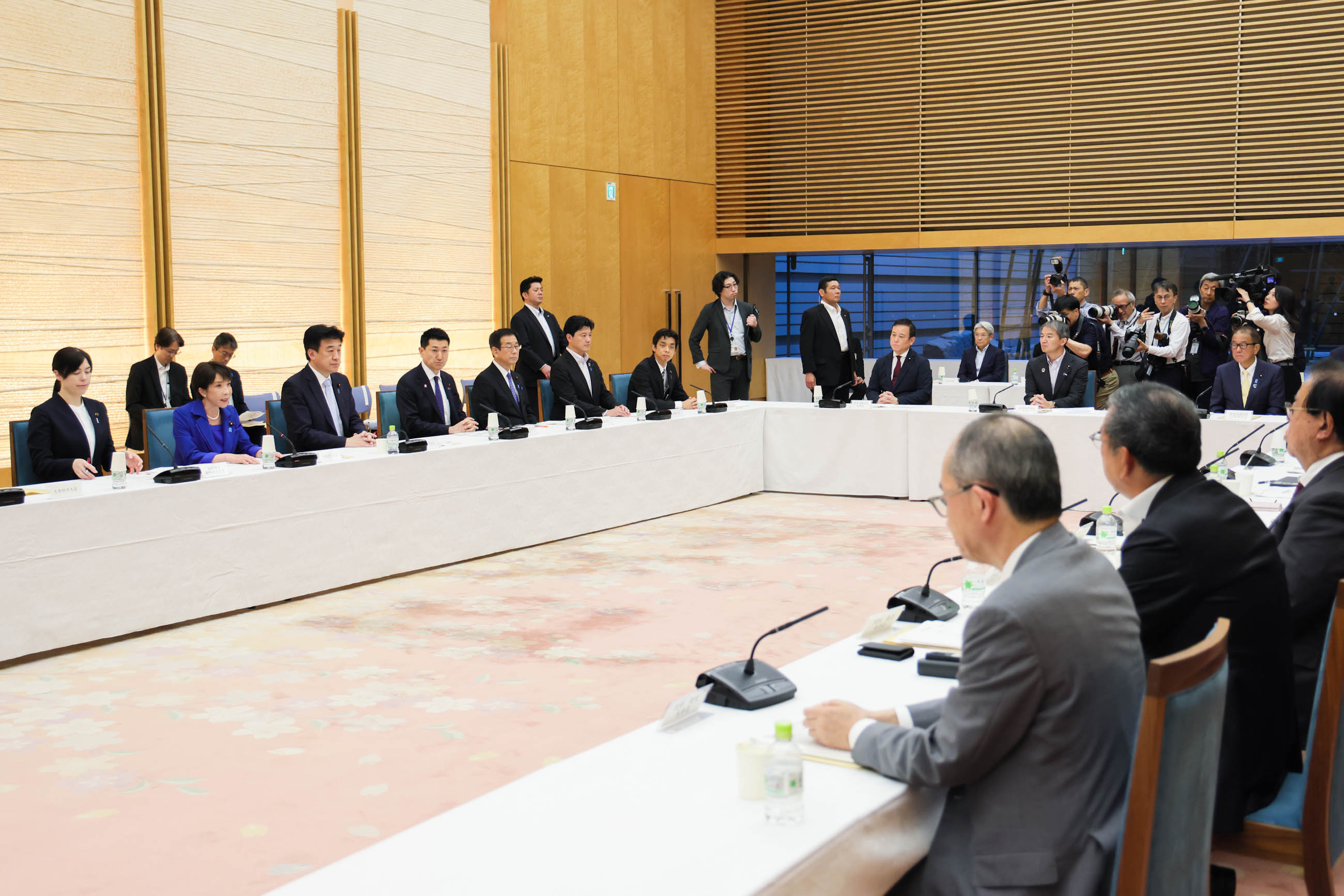 Prime Minister Takaichi wrapping up the meeting(6)