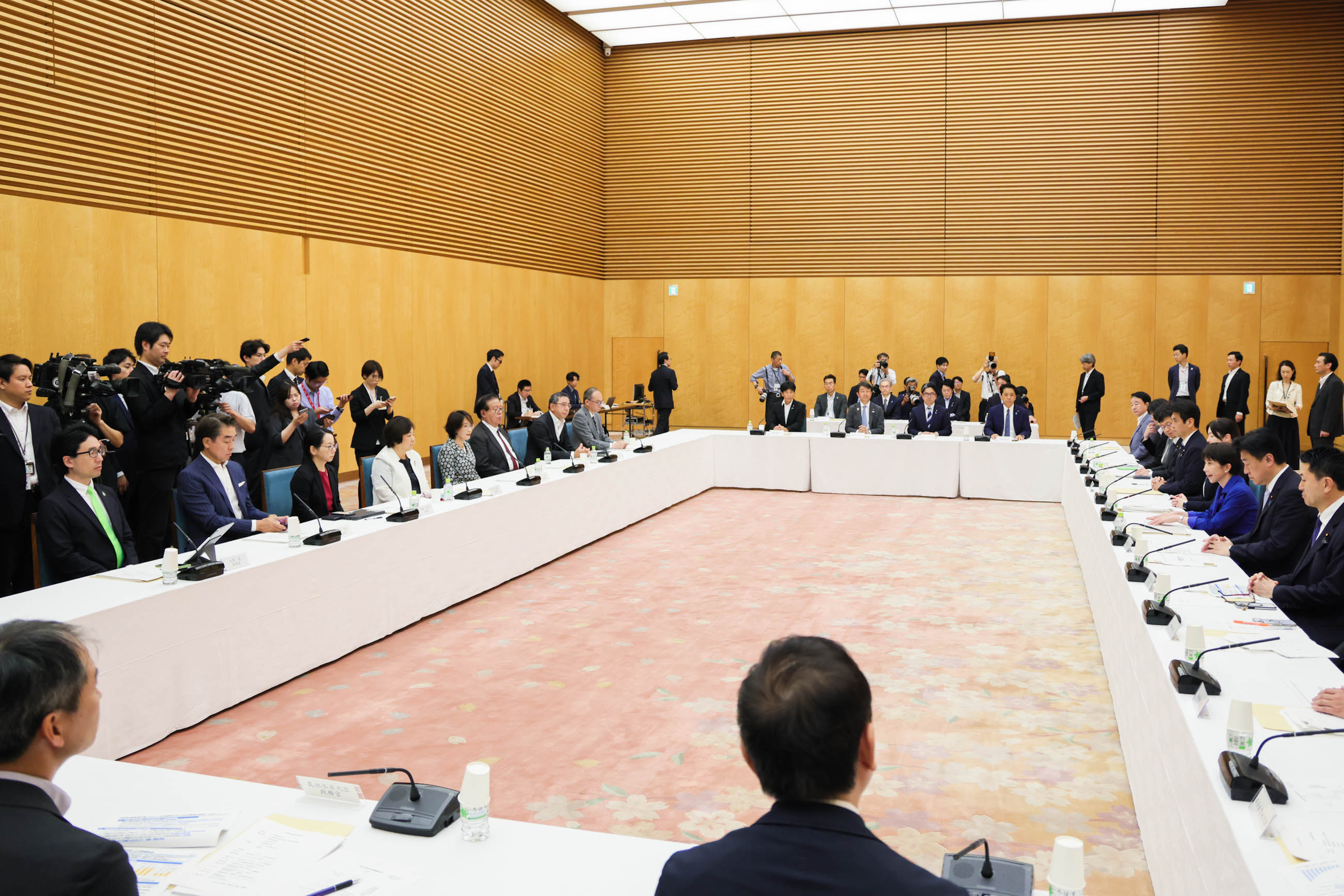 Prime Minister Takaichi wrapping up the meeting(7)