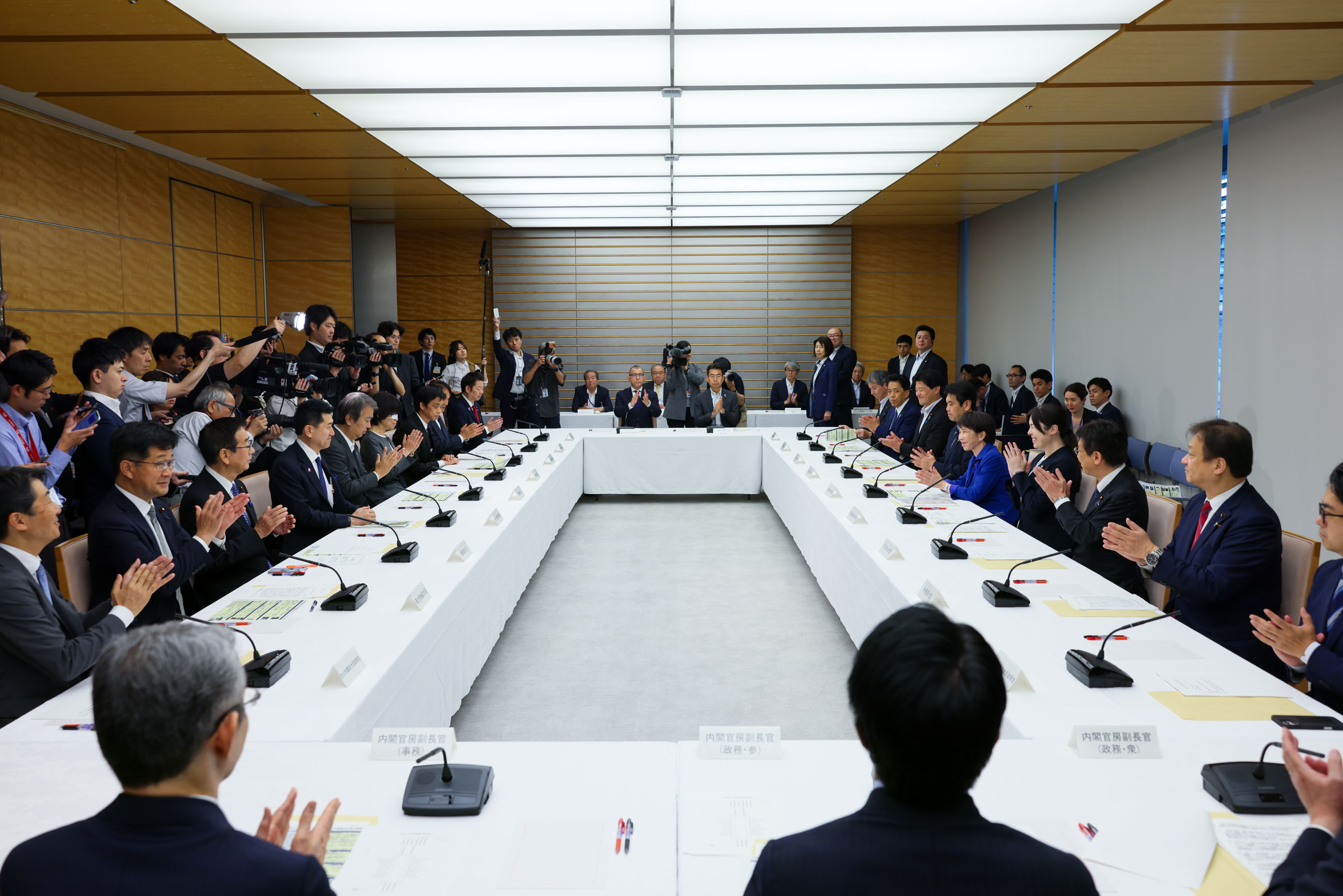 Prime Minister Takaichi receiving a courtesy call(4)