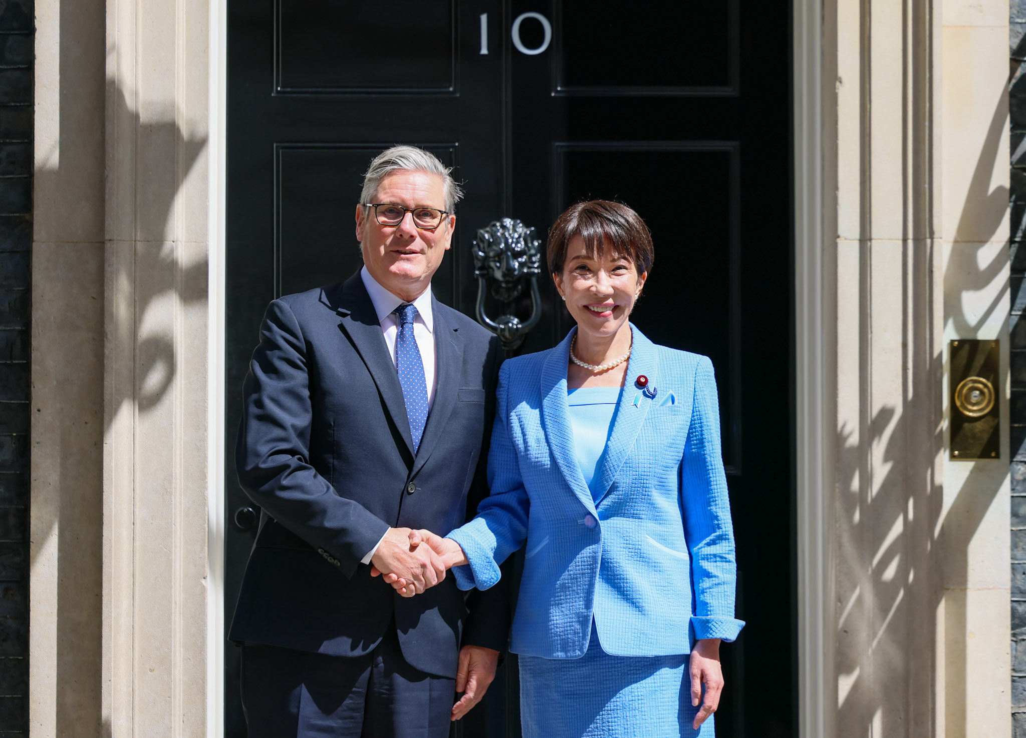 Prime Minister Takaichi Being Welcomed by Prime Minister Starmer 3
