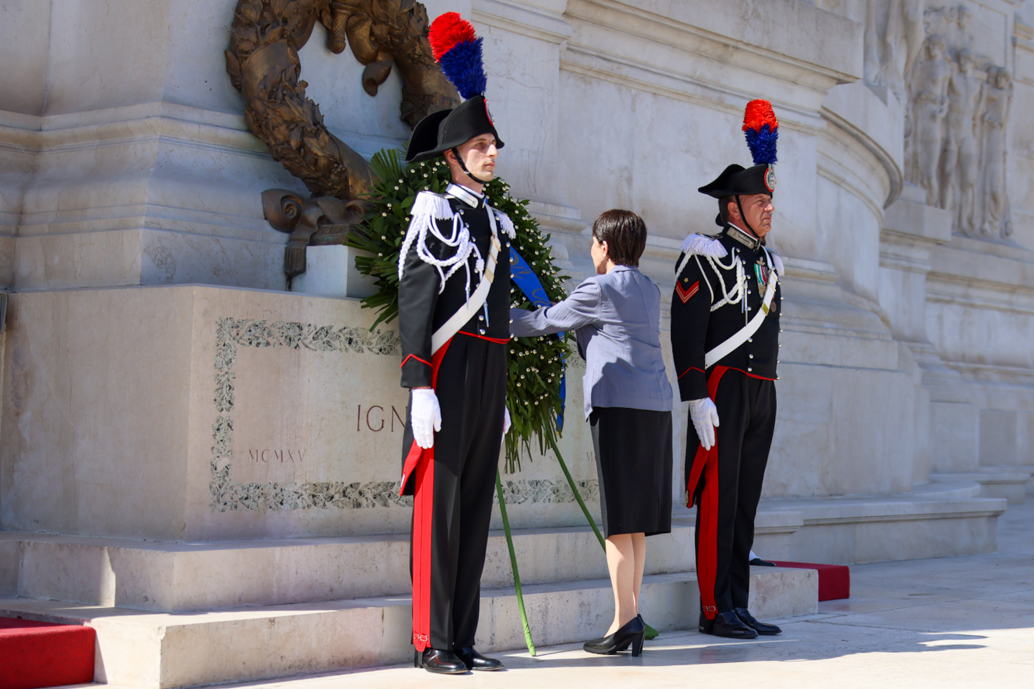 Prime Minister Takaichi Laying a Wreath at the Tomb of the Unknown Soldier 2