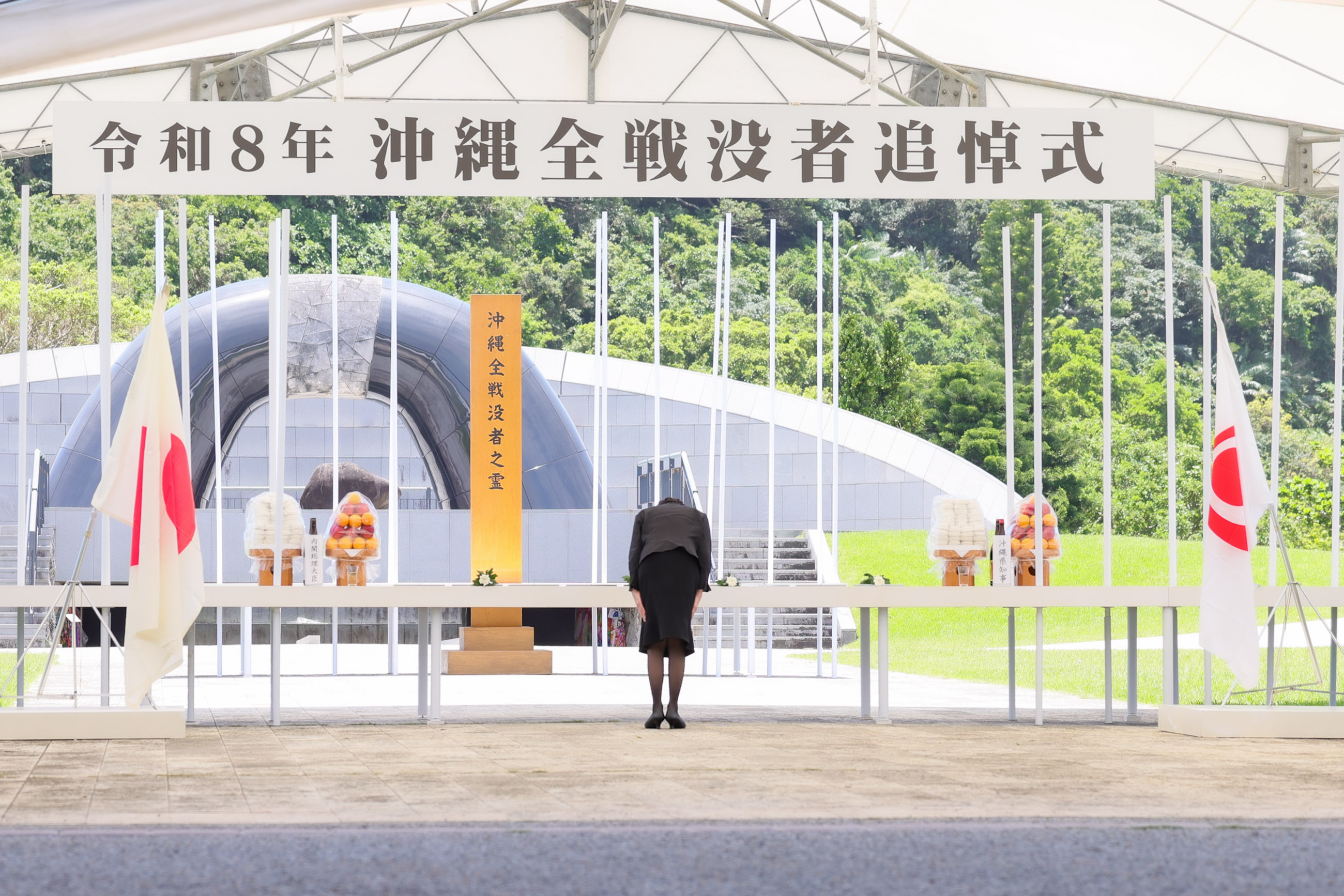 Prime Minister TAKAICHI offering flowers at the memorial ceremony 4