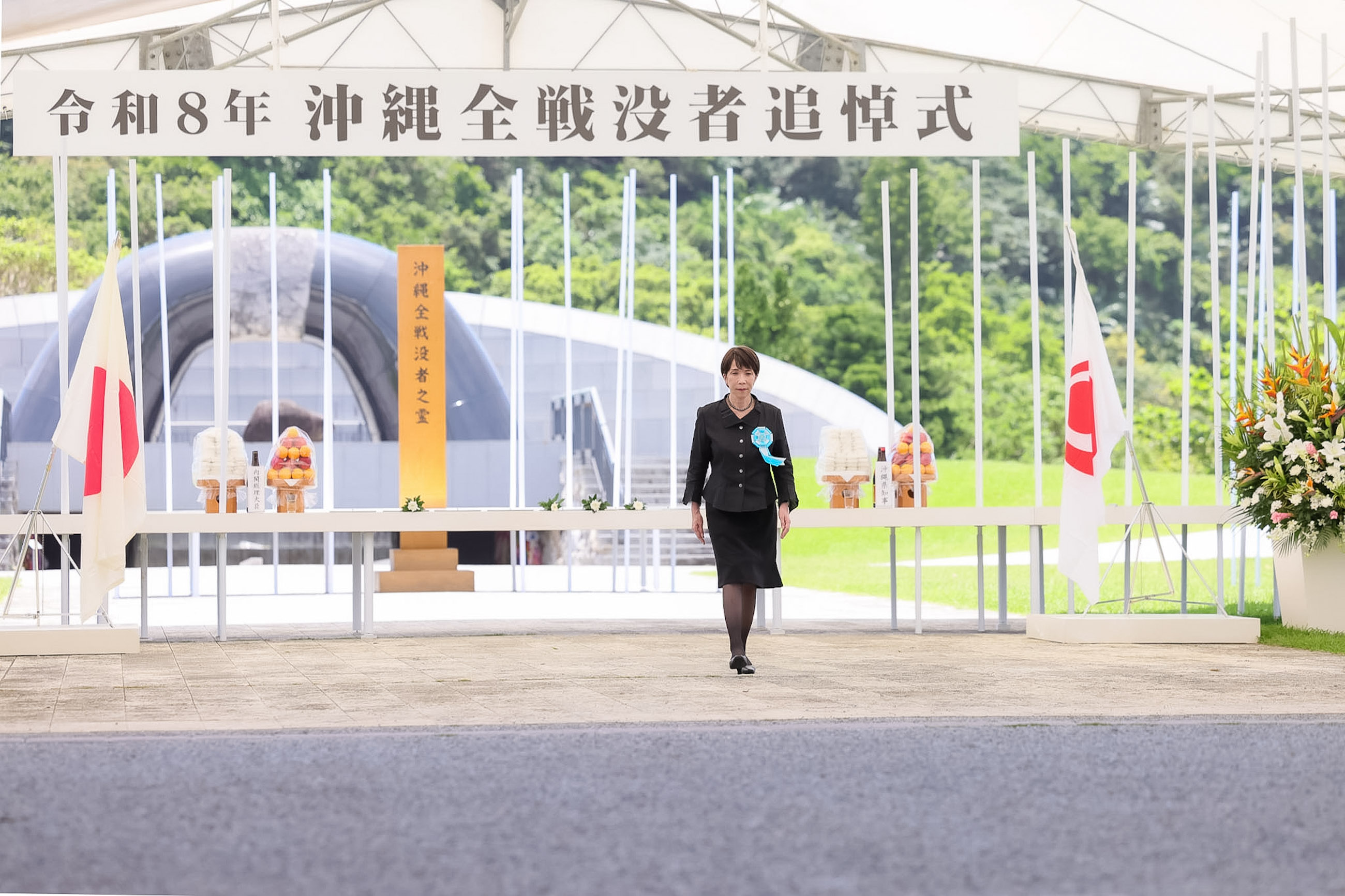 Prime Minister TAKAICHI offering flowers at the memorial ceremony 5