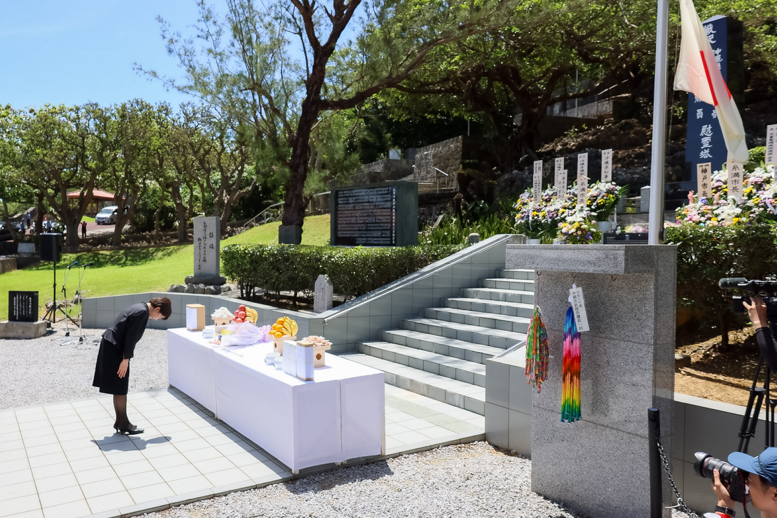 Prime Minister TAKAICHI offering flowers at the Tower of Shimamori 2