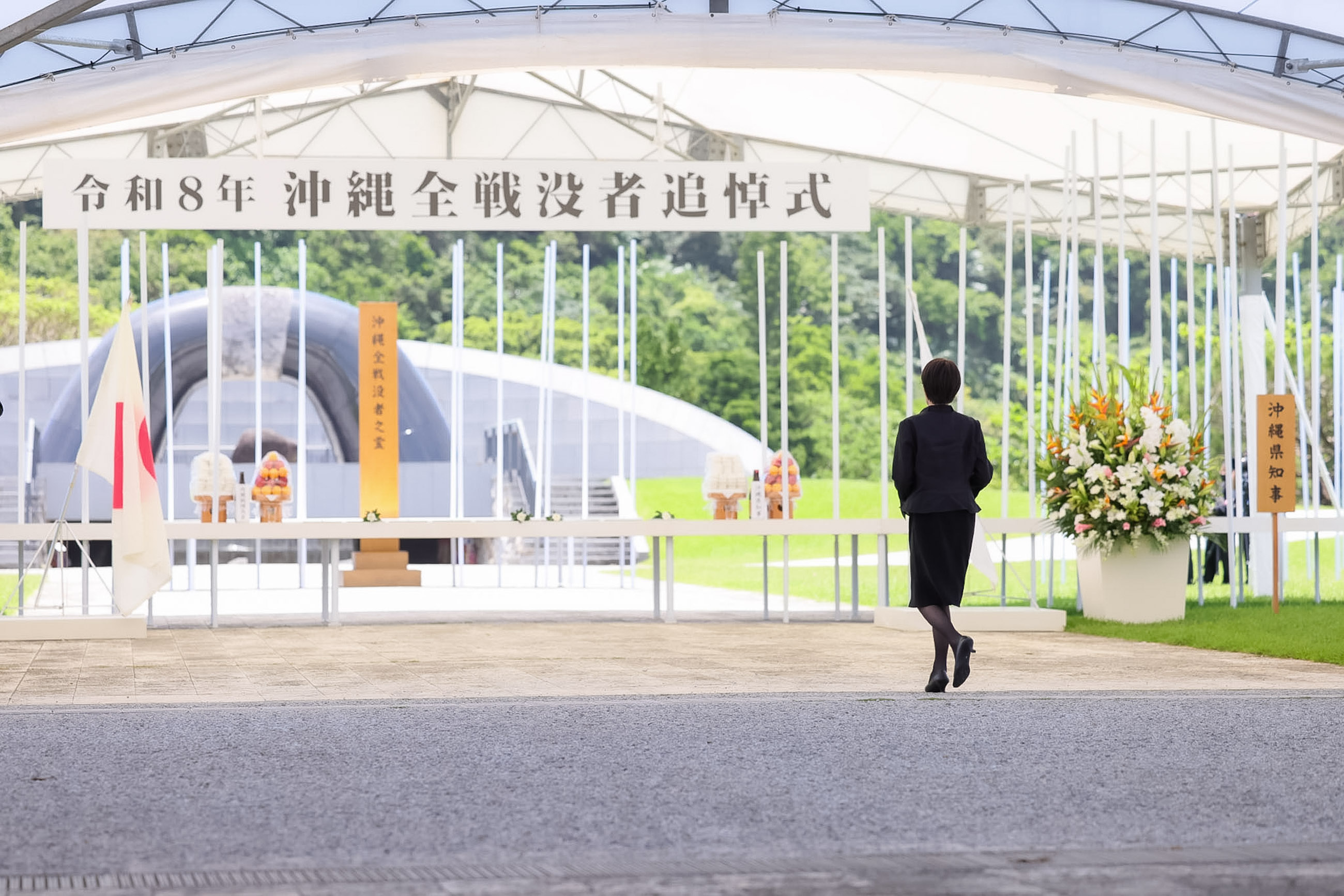 Prime Minister TAKAICHI offering flowers at the memorial ceremony 2