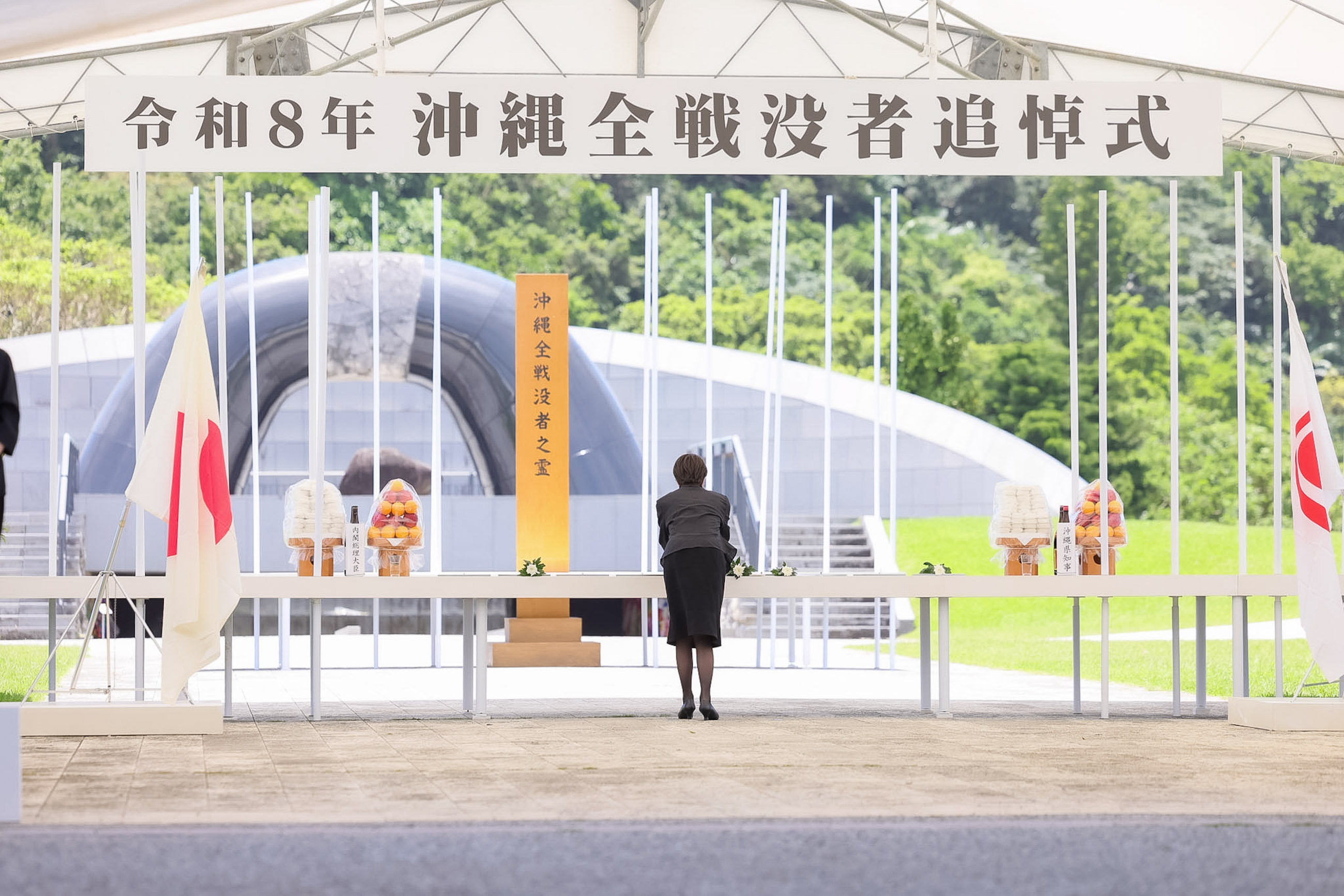 Prime Minister TAKAICHI offering flowers at the memorial ceremony 3