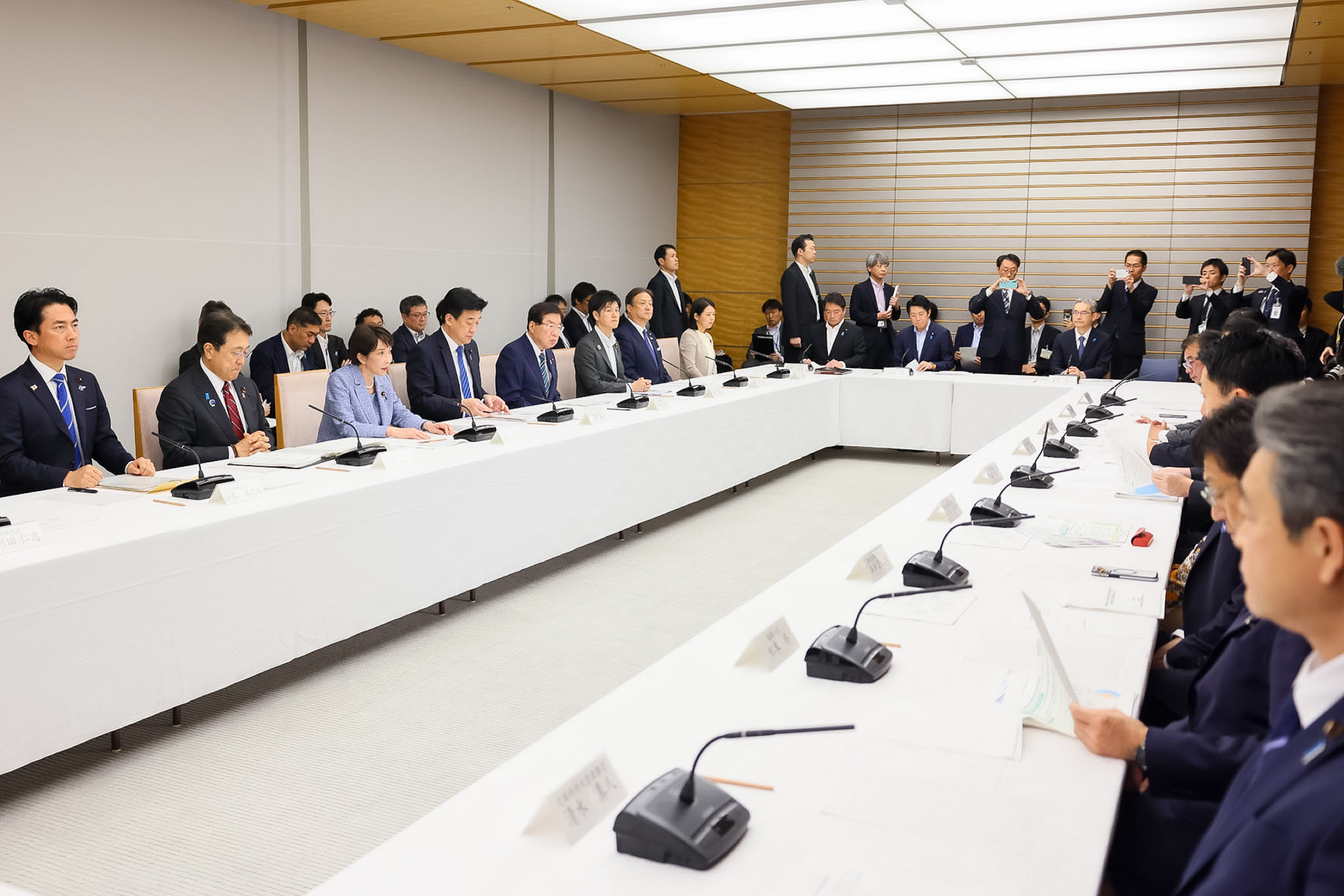 Prime Minister Takaichi wrapping up the meeting(2)