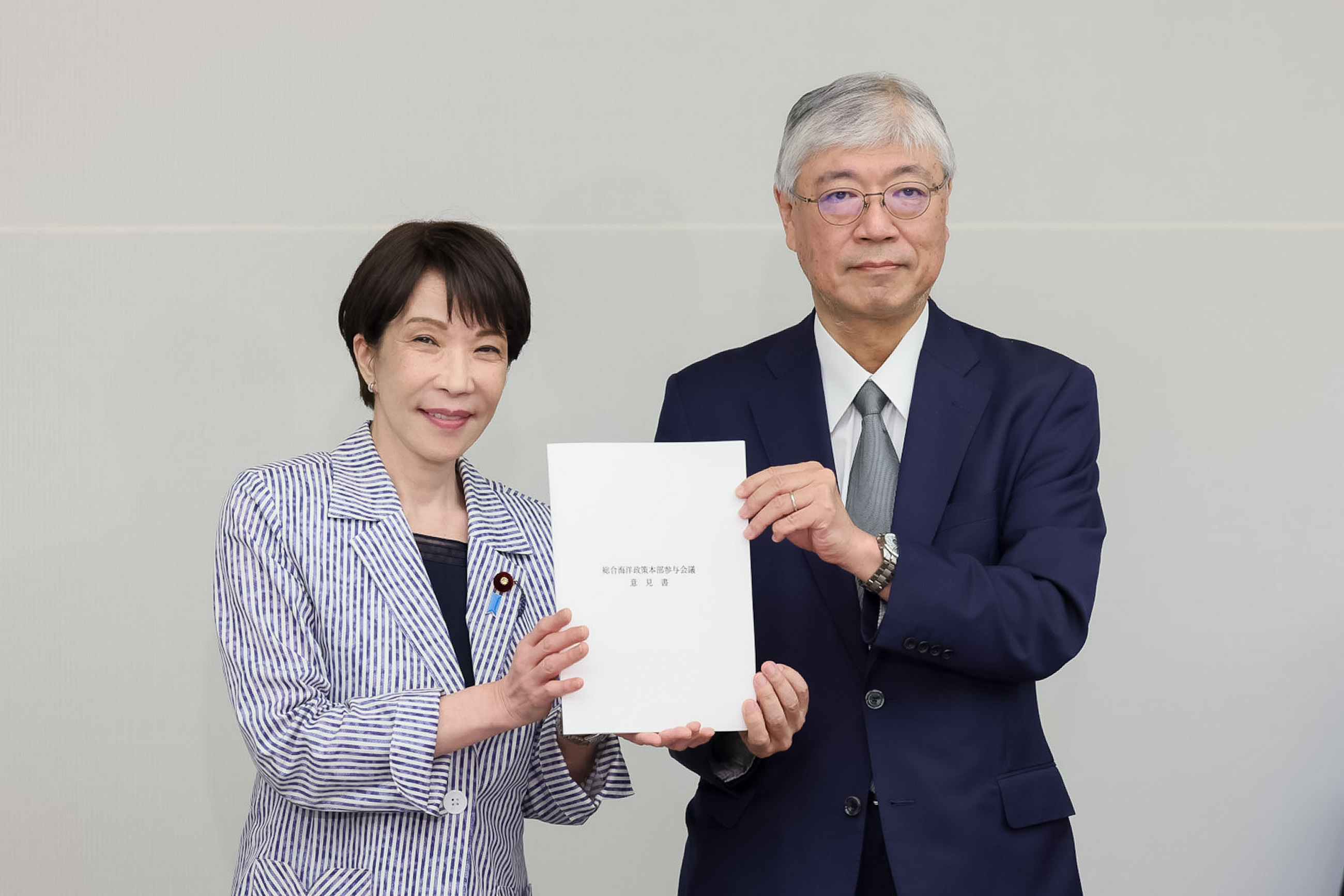Prime Minister Takaichi receiving a written opinion (1)