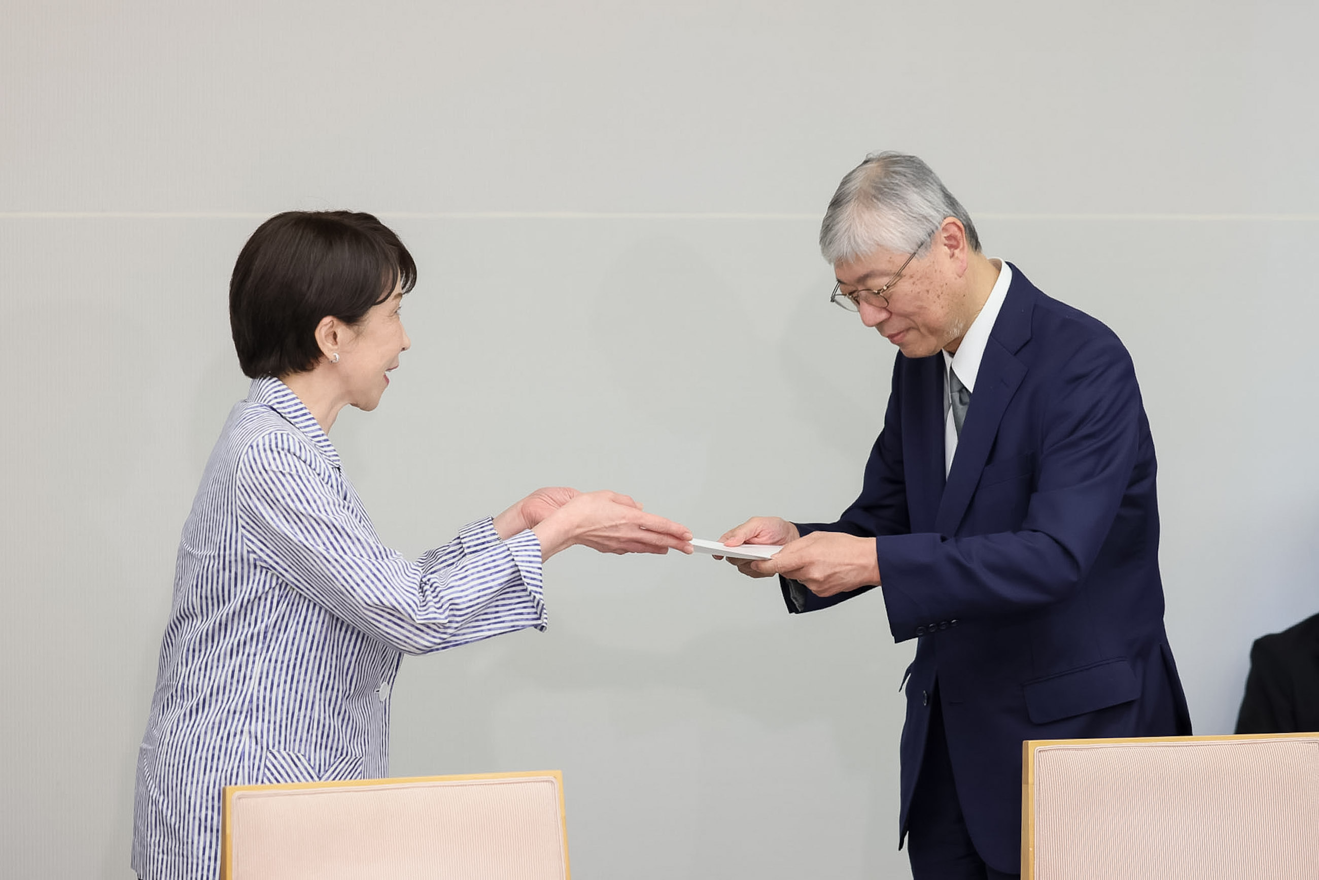 Prime Minister Takaichi receiving a written opinion (2)