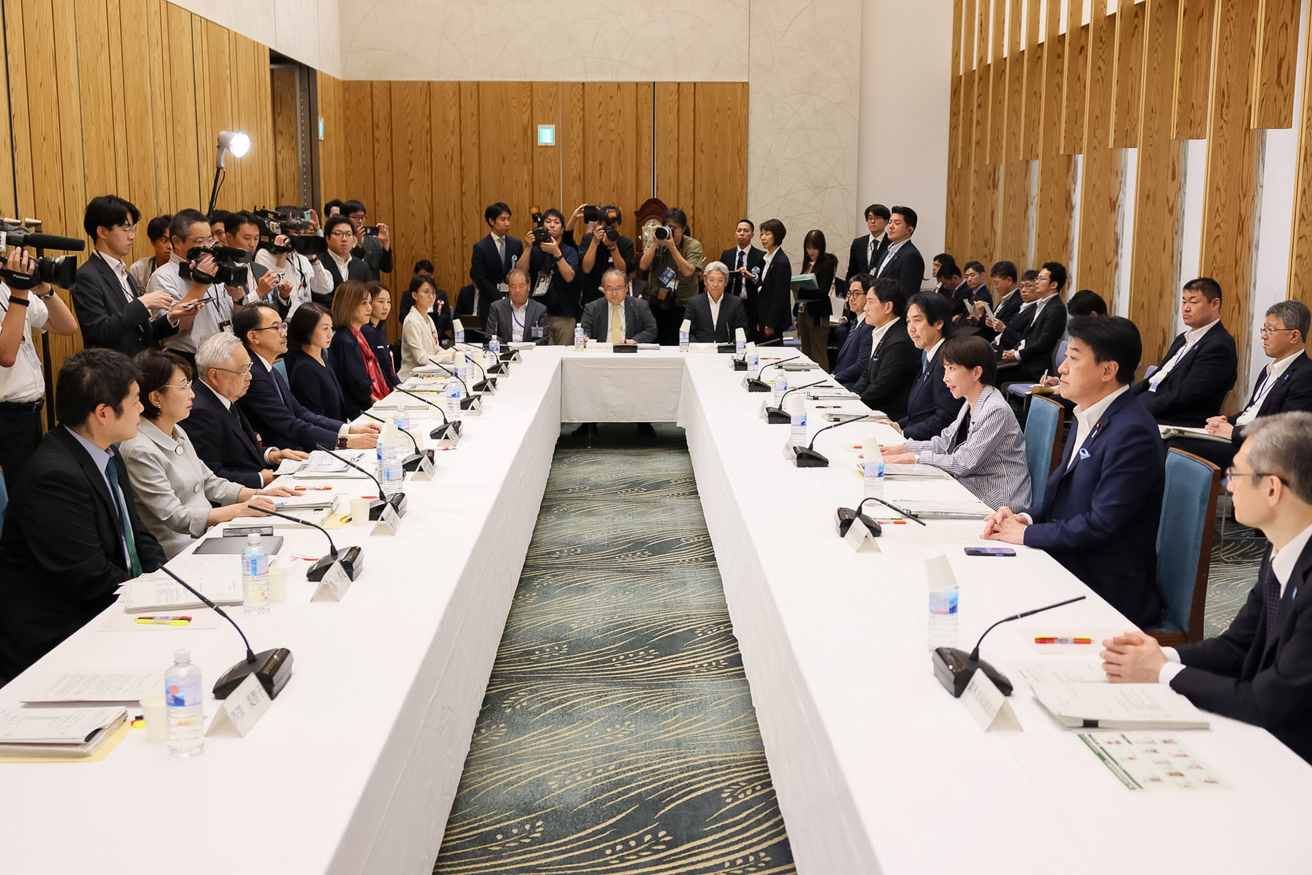 Prime Minister Takaichi wrapping up the meeting (2)