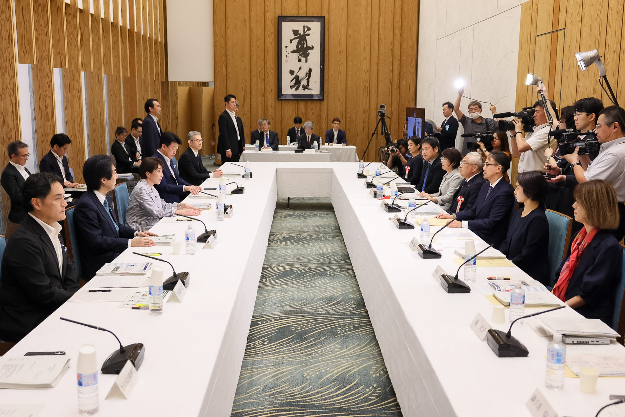 Prime Minister Takaichi wrapping up the meeting (4)