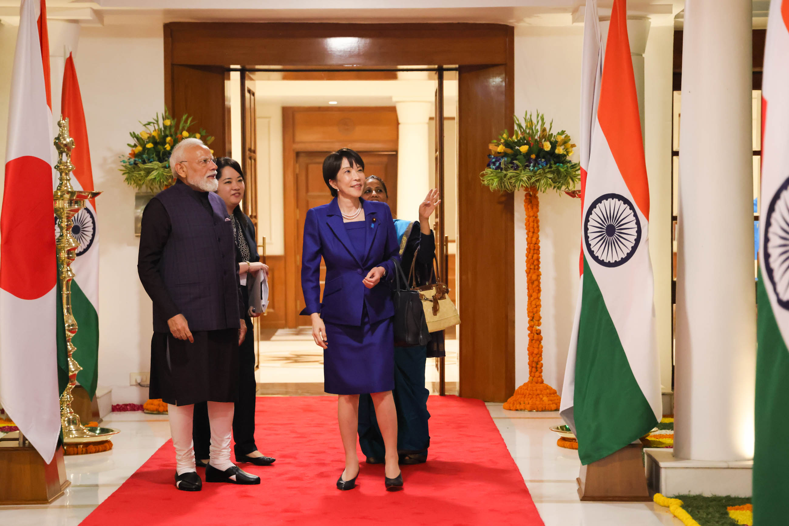 Prime Minister TAKAICHI receiving a send-off (1)