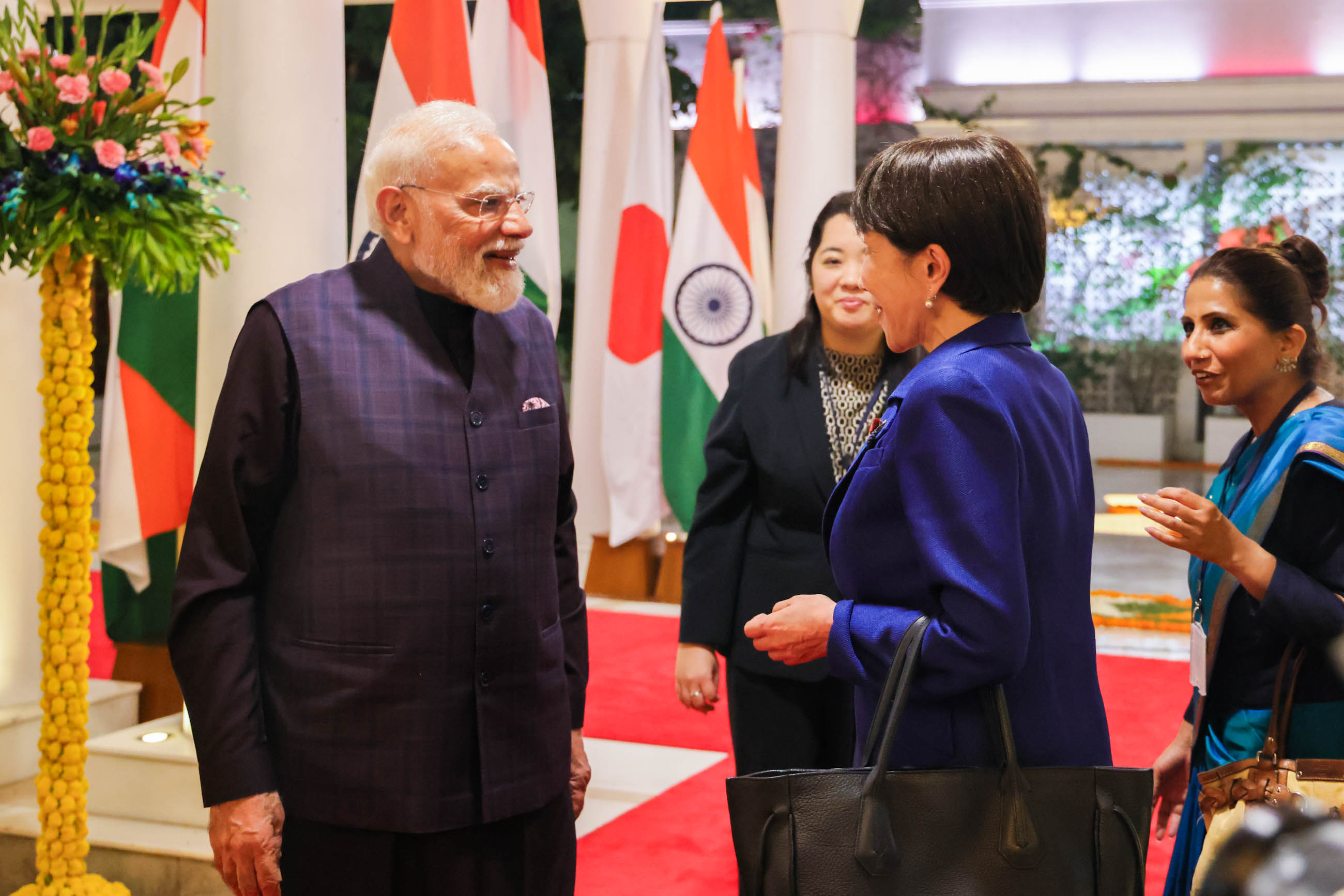 Prime Minister TAKAICHI receiving a send-off (2)