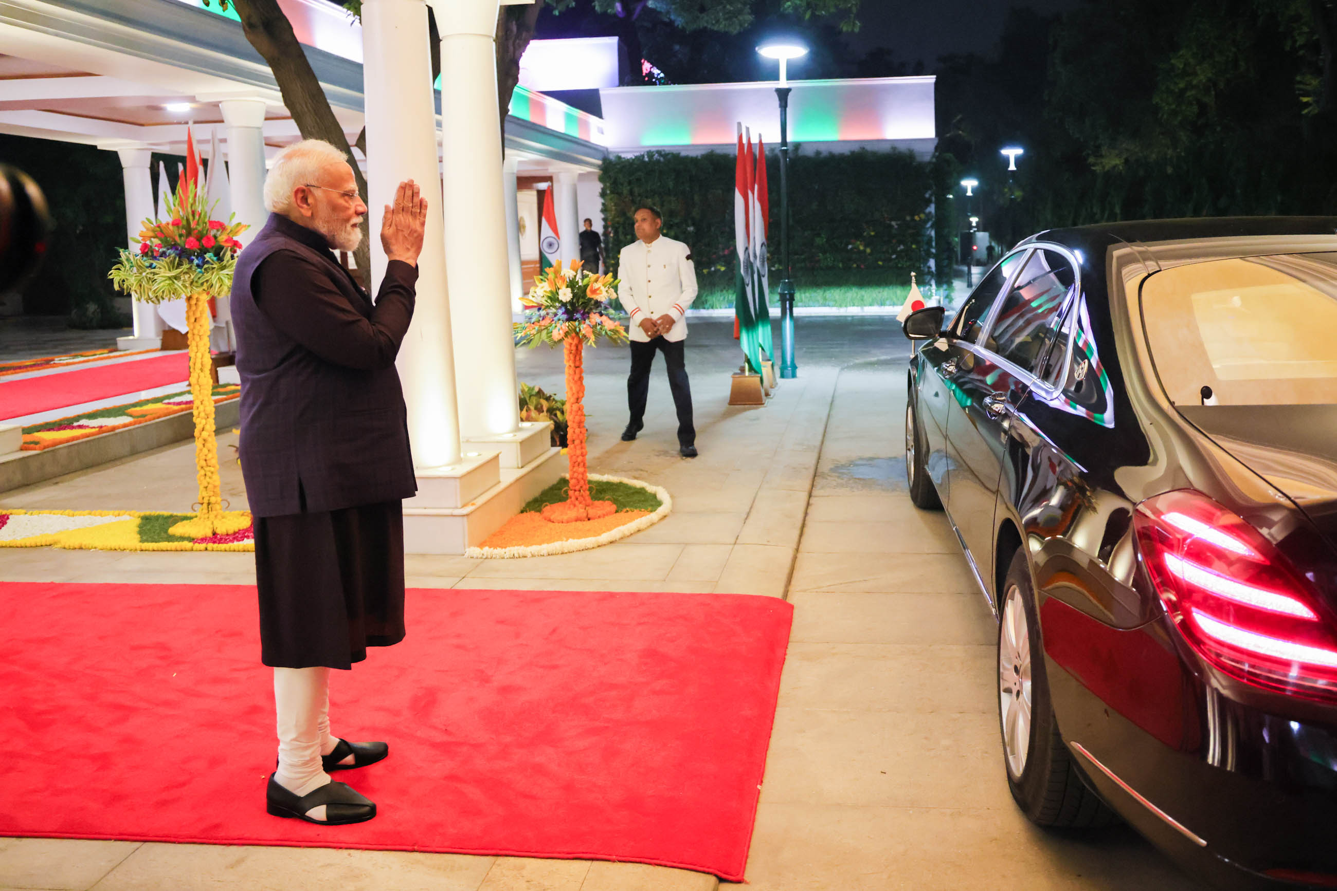 Prime Minister TAKAICHI receiving a send-off (3)