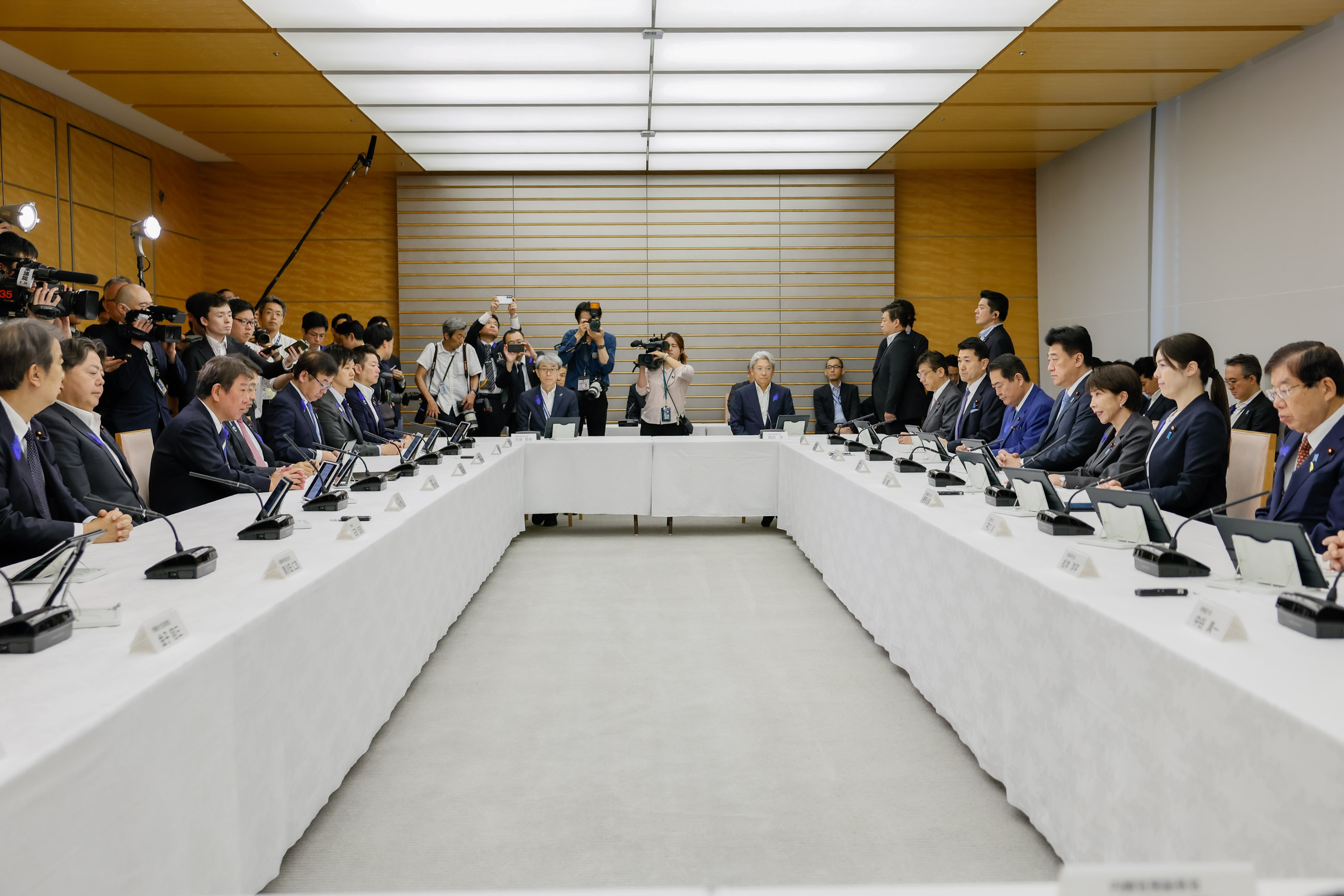 Prime Minister Takaichi wrapping up the meeting 2