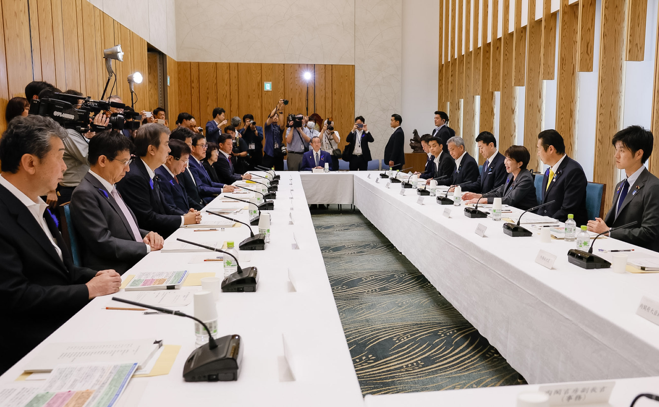 Prime Minister Takaichi wrapping up the meeting (3)