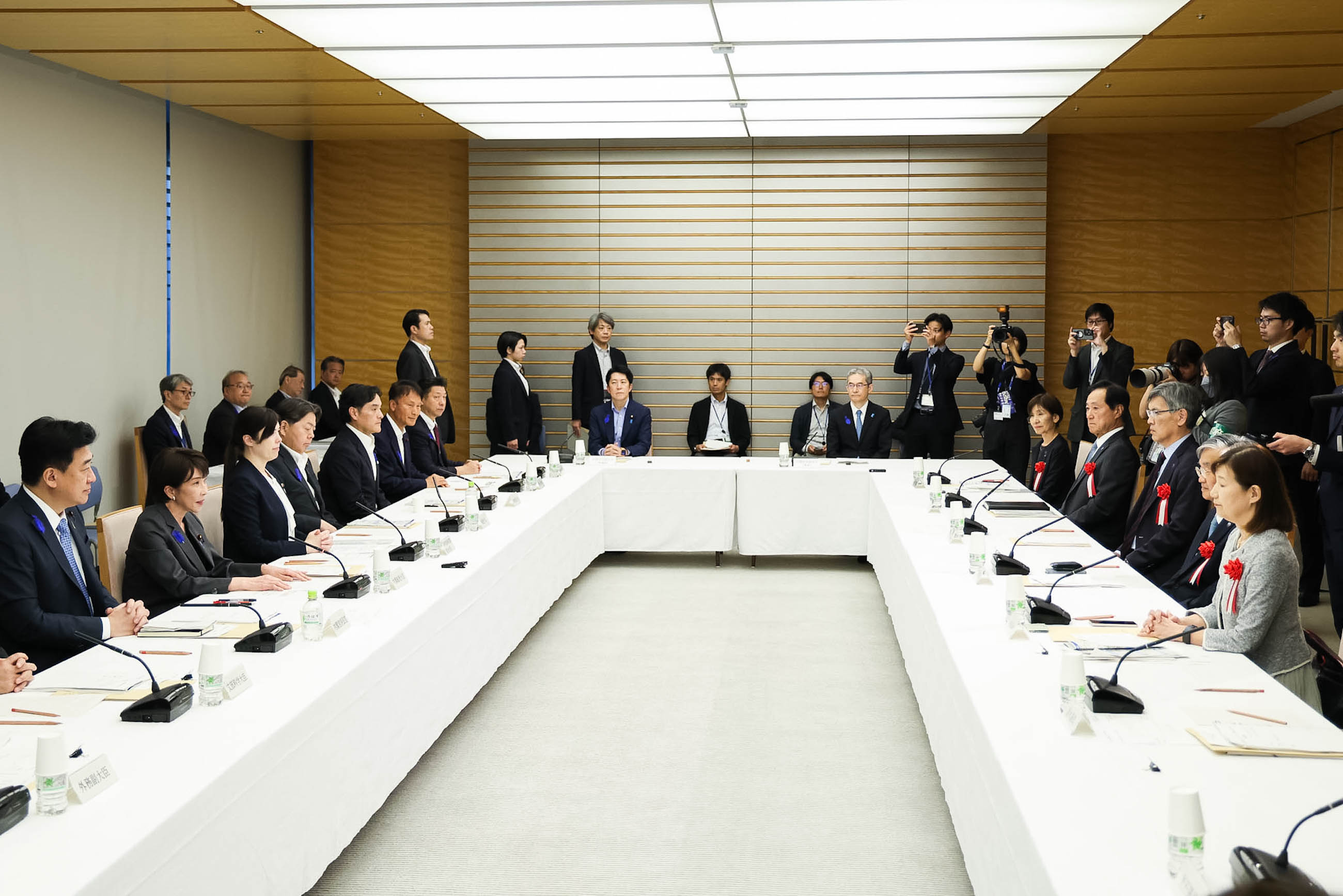 Prime Minister Takaichi wrapping up the meeting (2)