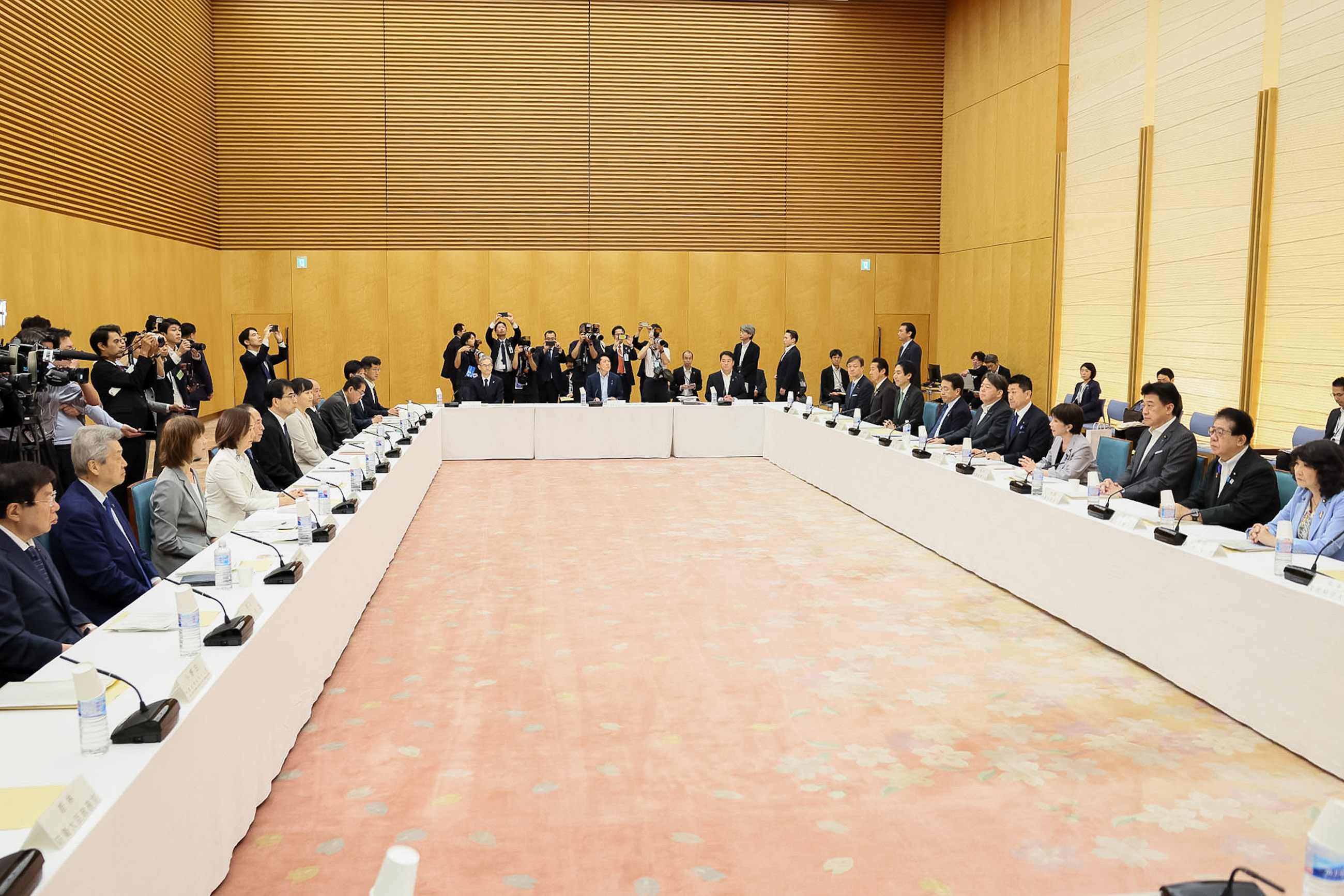Prime Minister Takaichi wrapping up the meeting (2)