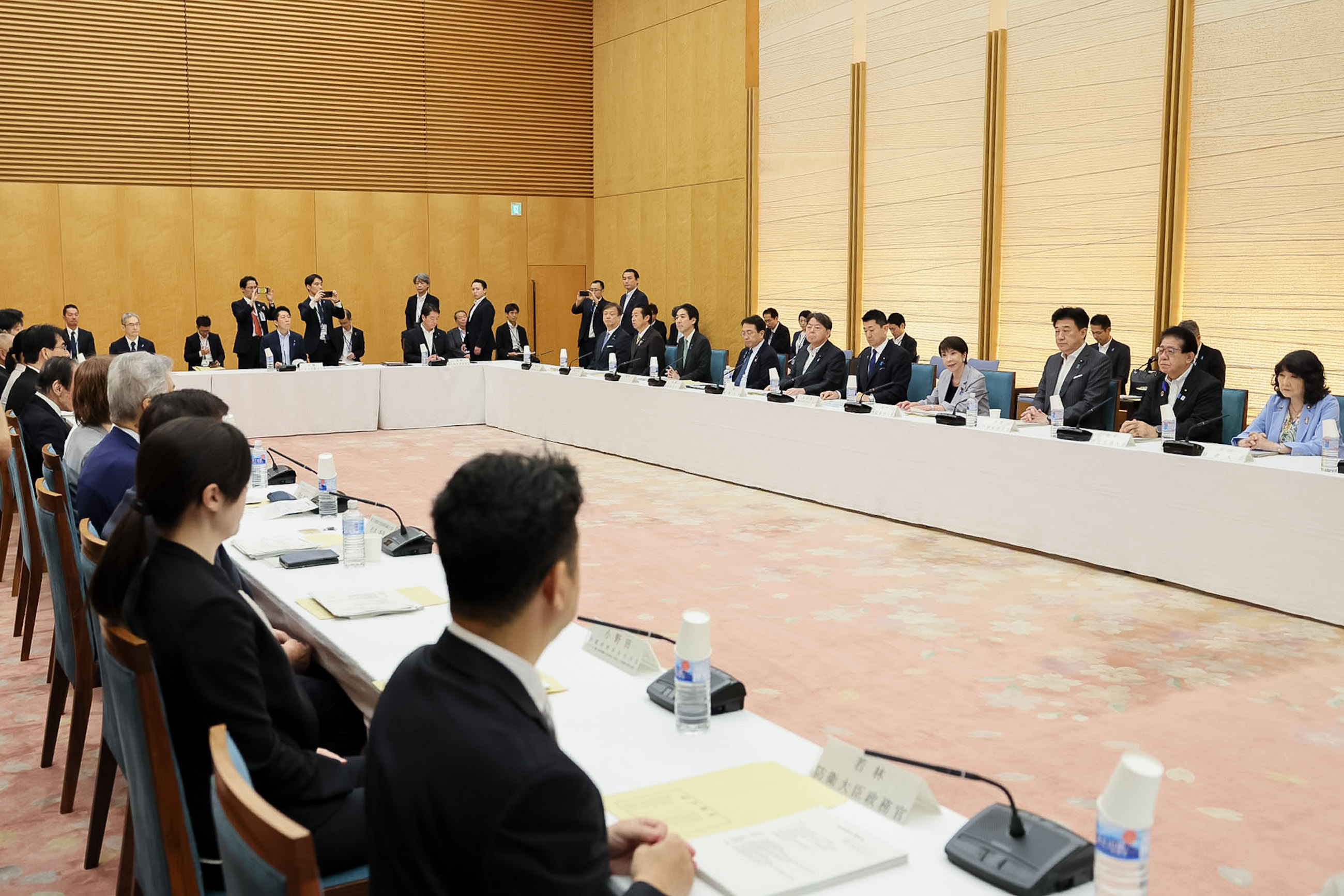 Prime Minister Takaichi wrapping up the meeting (3)