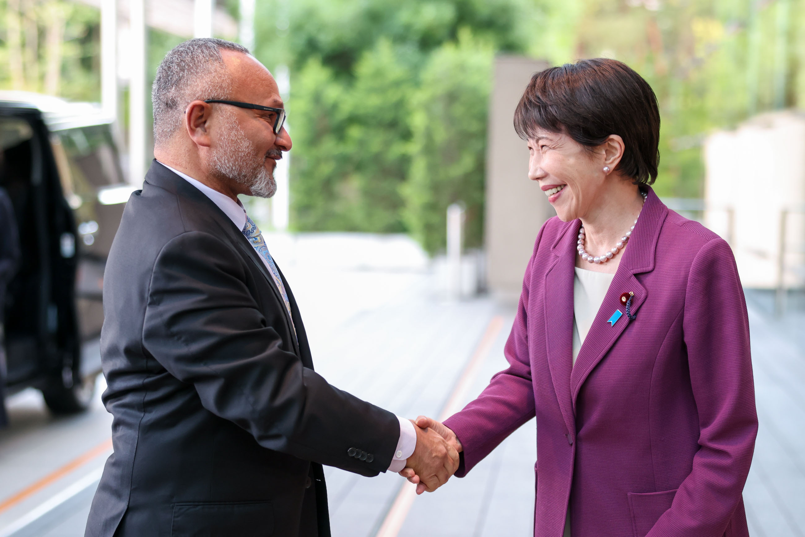 Prime Minister TAKAICHI welcoming Prime Minister Wale