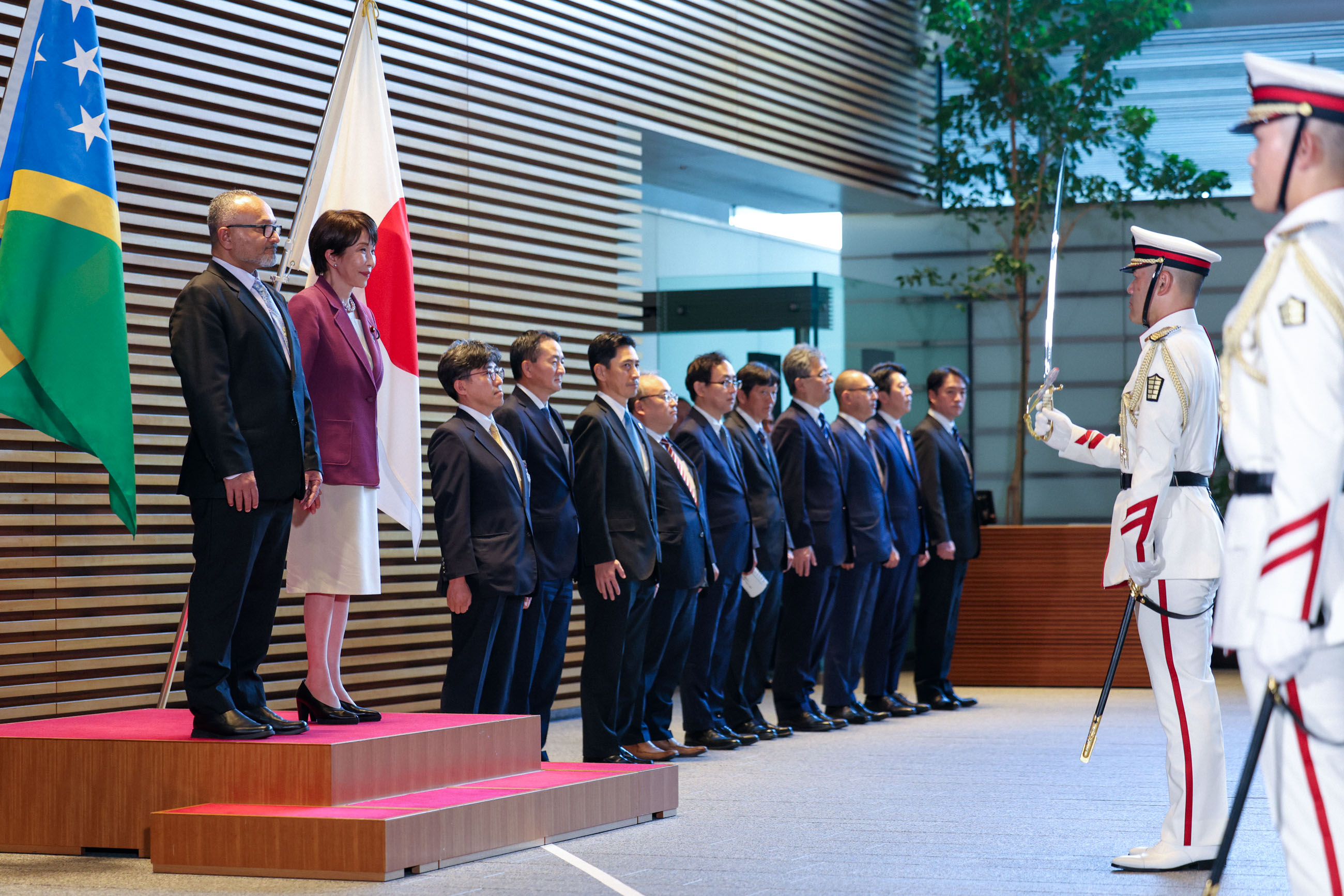 Prime Minister TAKAICHI welcoming Prime Minister Wale Guard of Honour Ceremony (7)