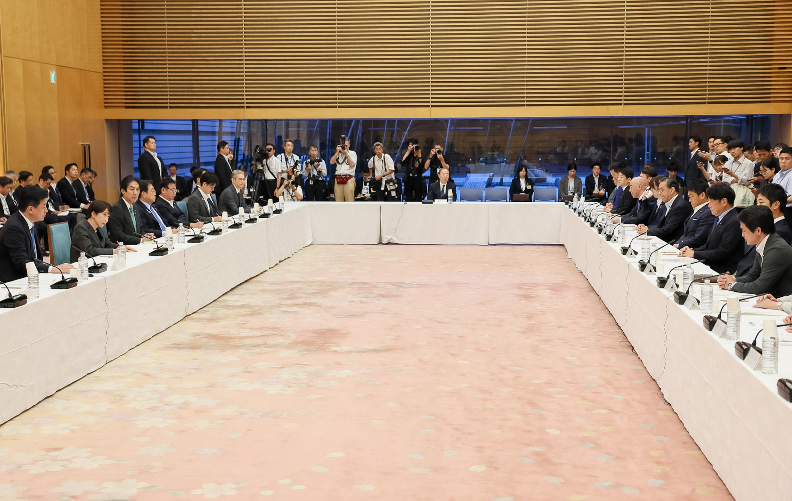 Prime Minister Takaichi wrapping up the meeting (2)
