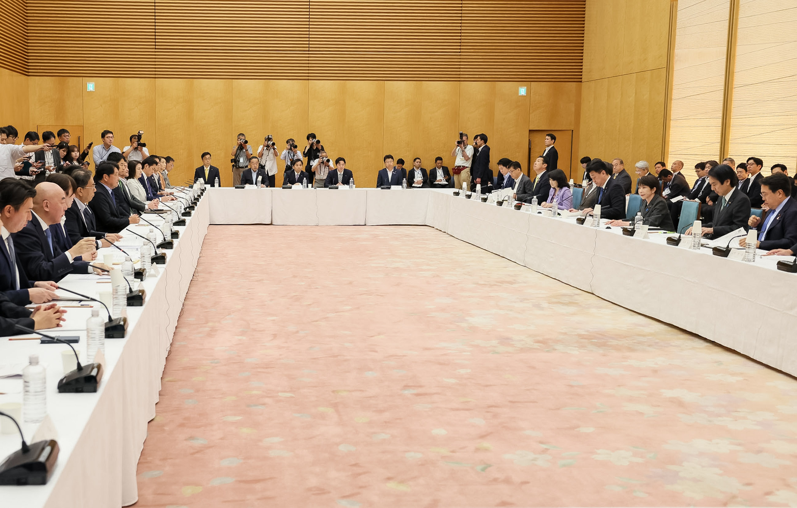 Prime Minister Takaichi wrapping up the meeting (3)