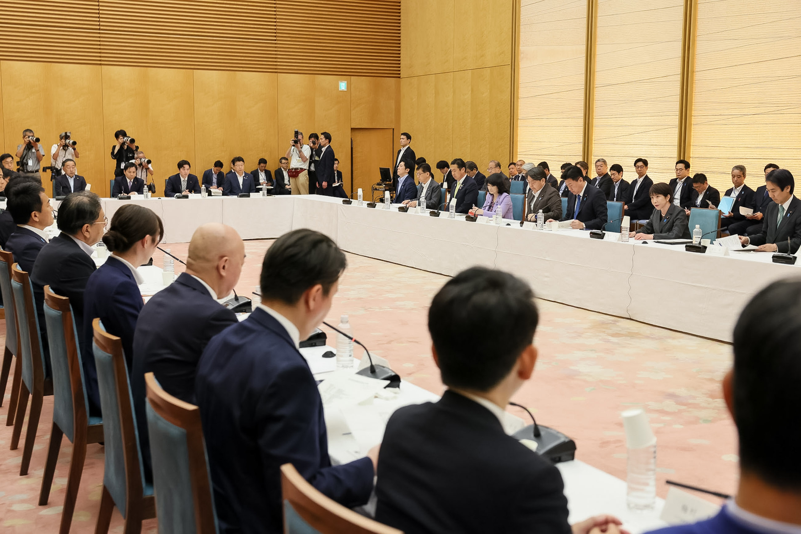 Prime Minister Takaichi wrapping up the meeting (4)