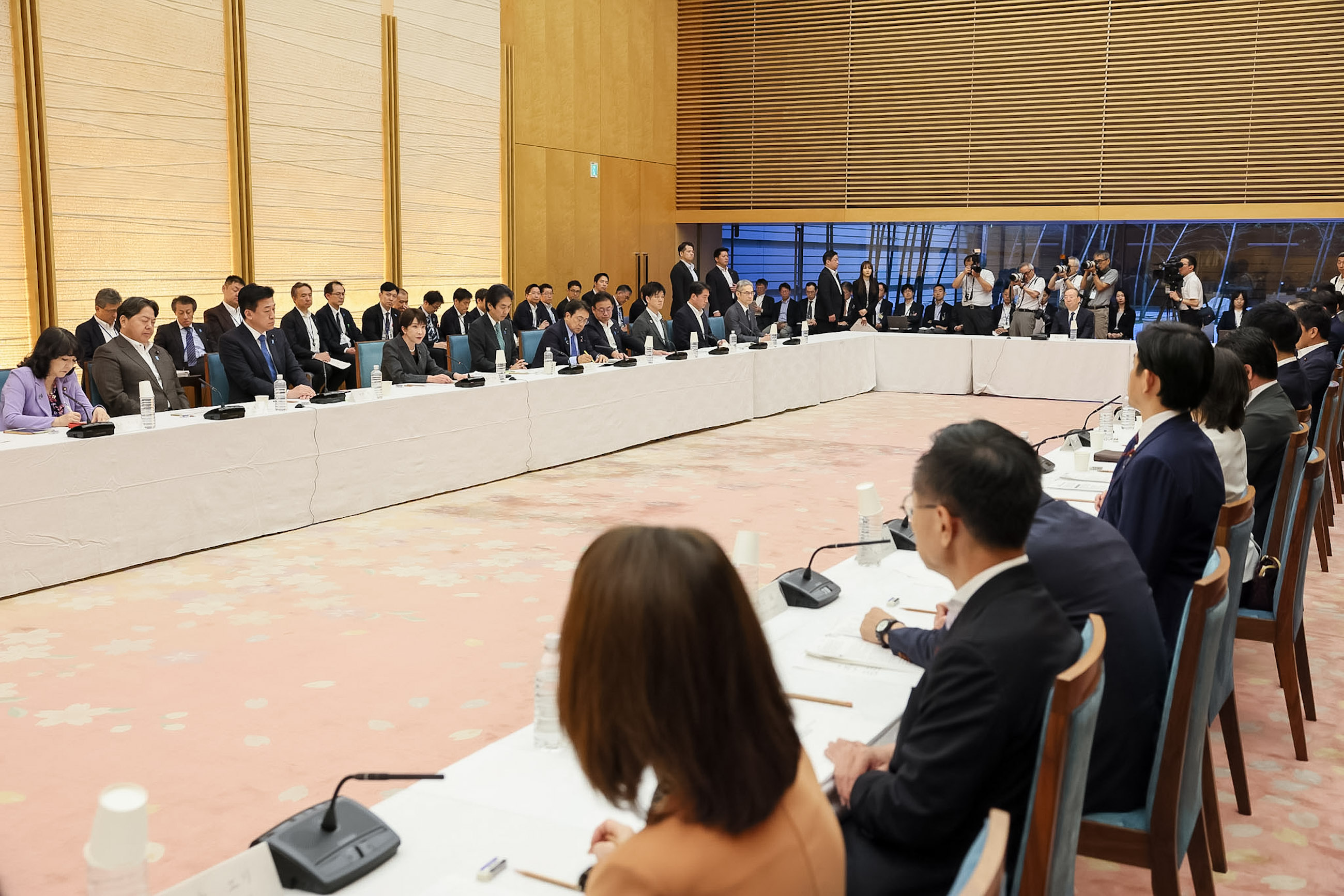 Prime Minister Takaichi wrapping up the meeting (5)