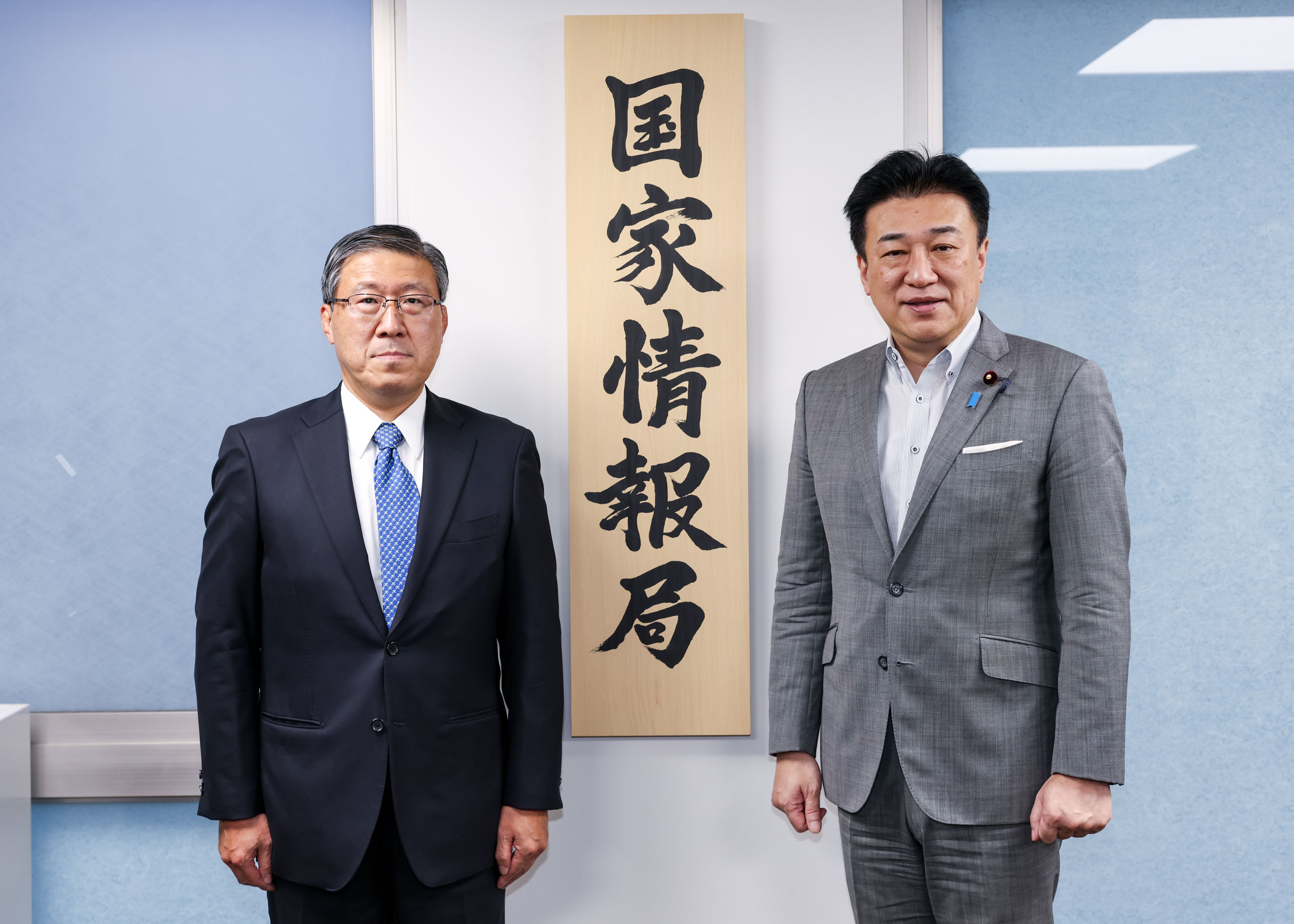 Chief Cabinet Secretary KIHARA Unveiling the Signboard (1)