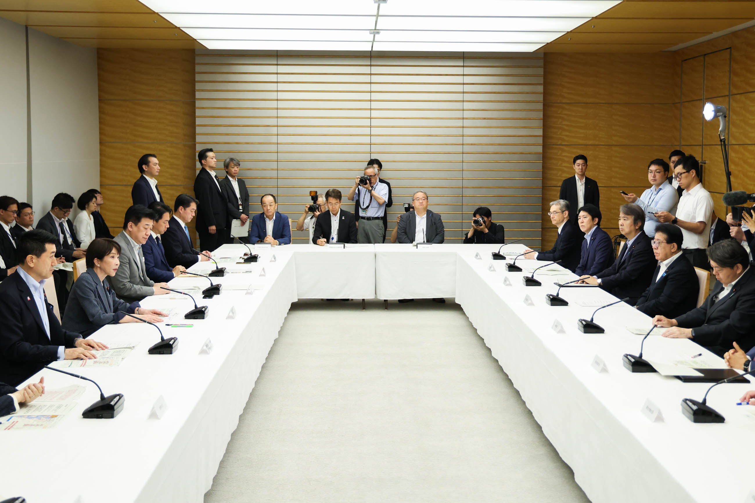 Prime Minster Takaichi wrapping up the meeting (3)