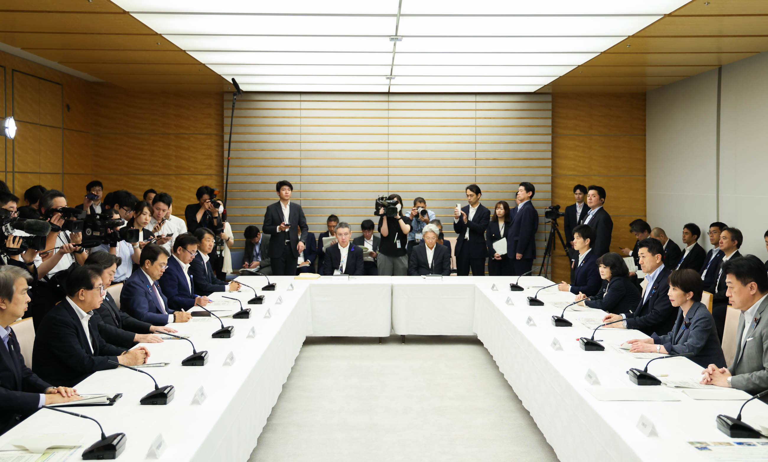 Prime Minster Takaichi wrapping up the meeting (4)