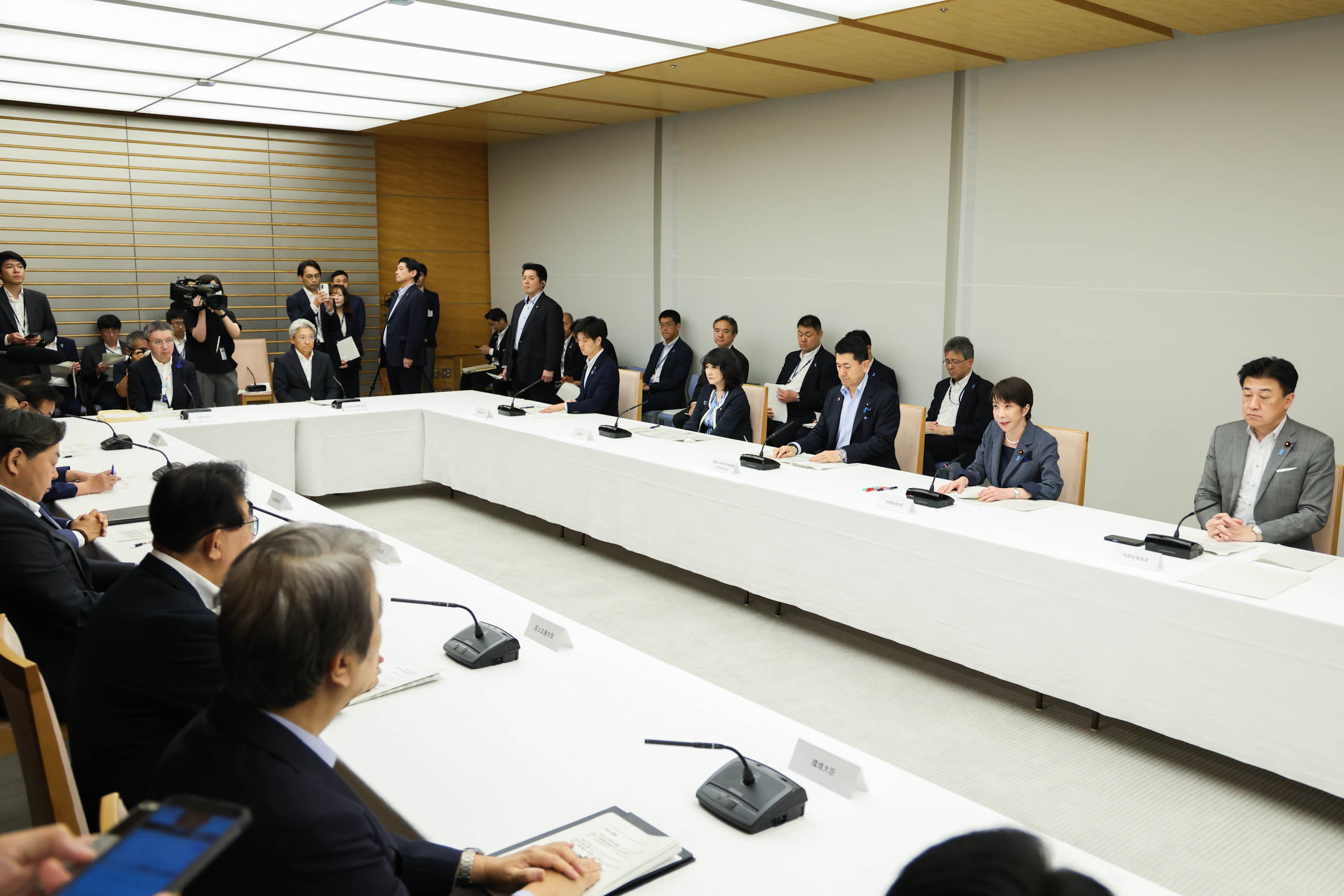 Prime Minster Takaichi wrapping up the meeting (5)