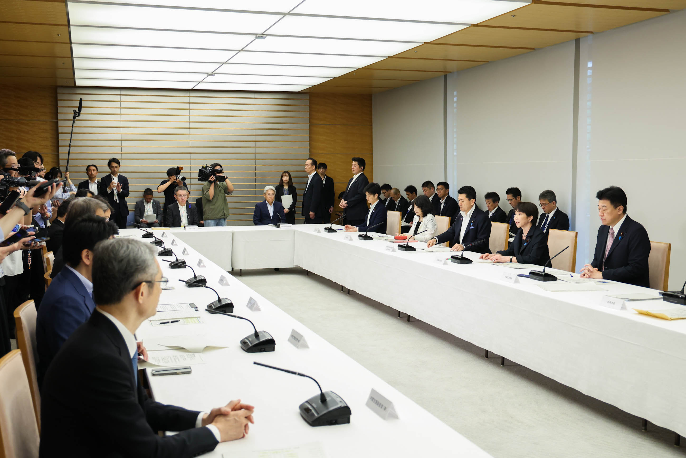 Prime Minster Takaichi wrapping up the meeting (2)