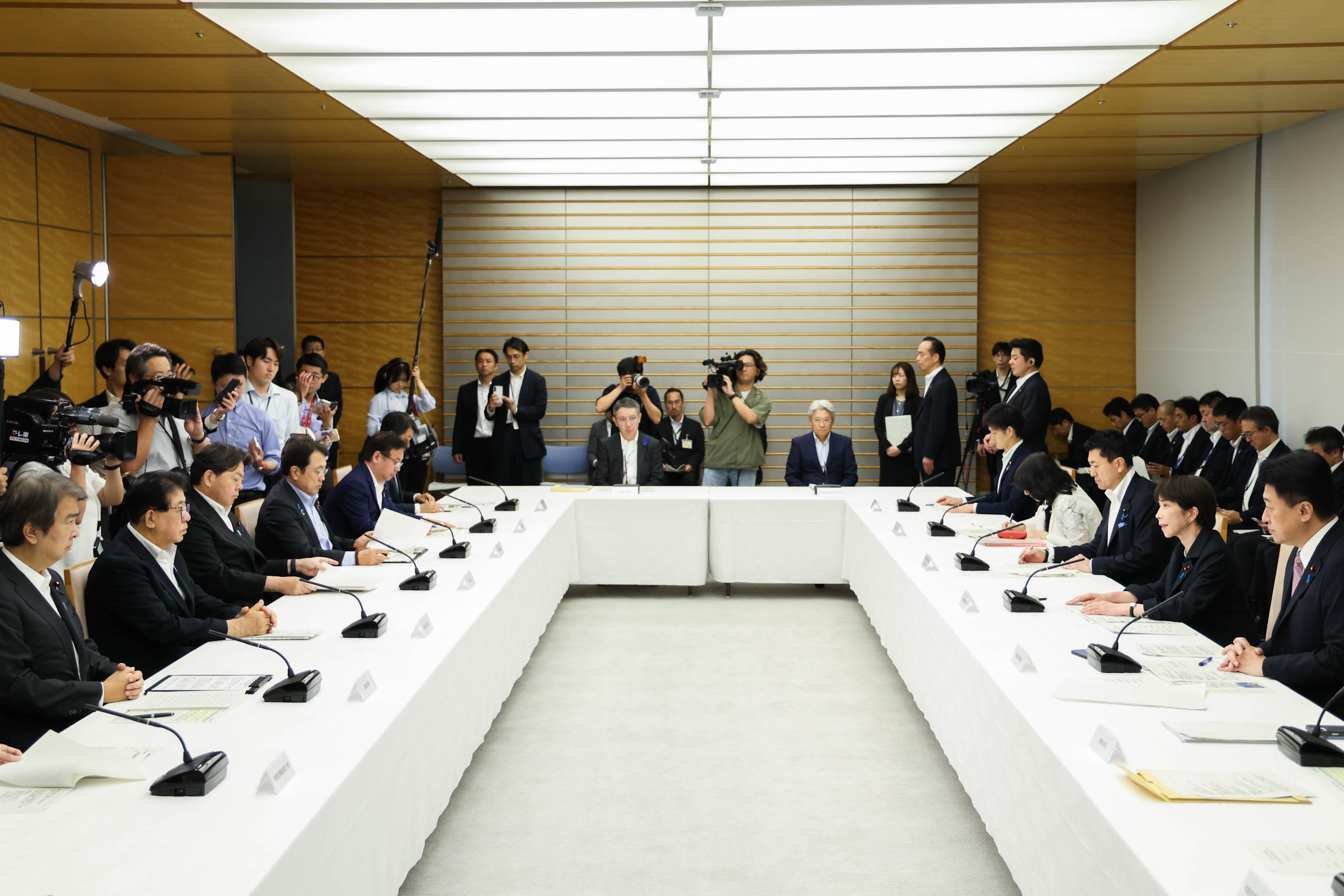 Prime Minster Takaichi wrapping up the meeting (3)