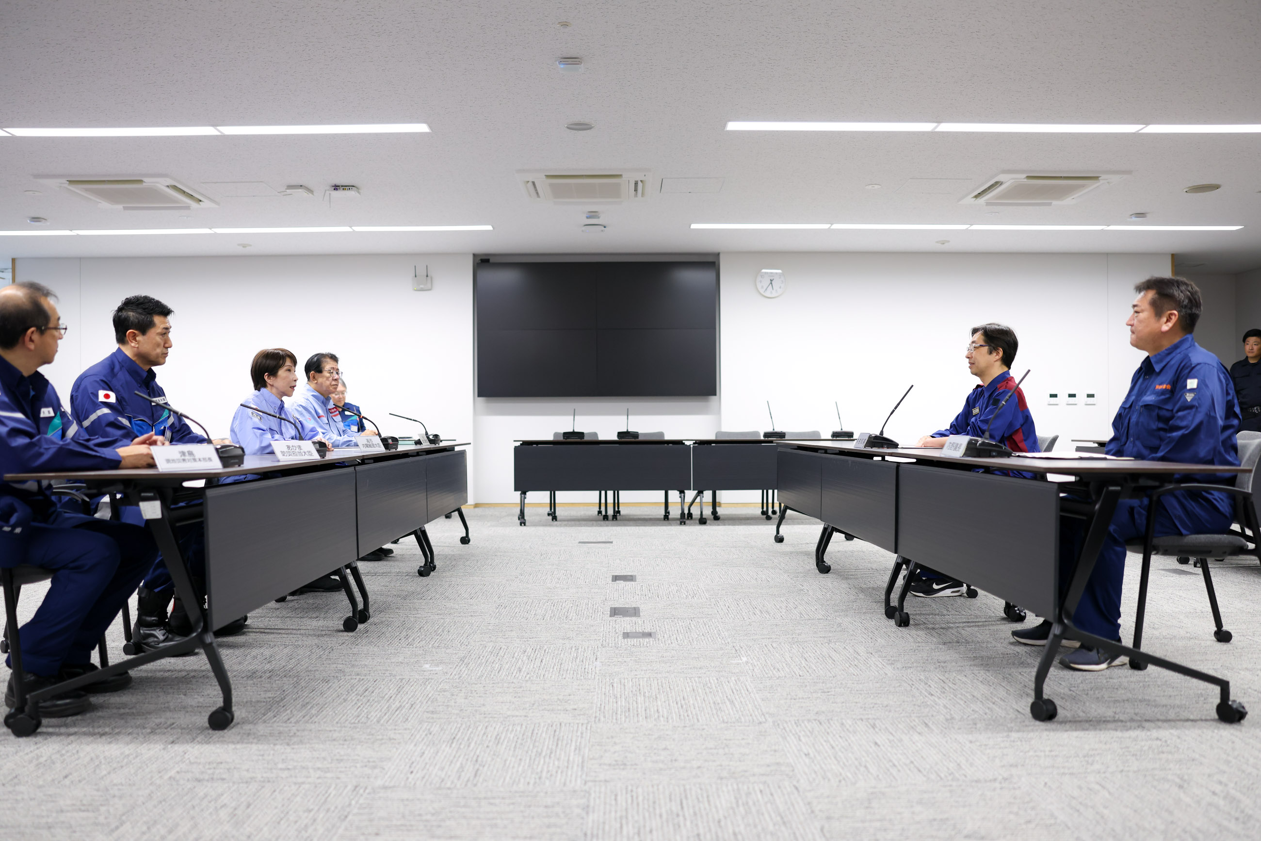 Prime Minister TAKAICHI Exchanging Views with Governor KIMURA Takashi of Kumamoto Prefecture (1)