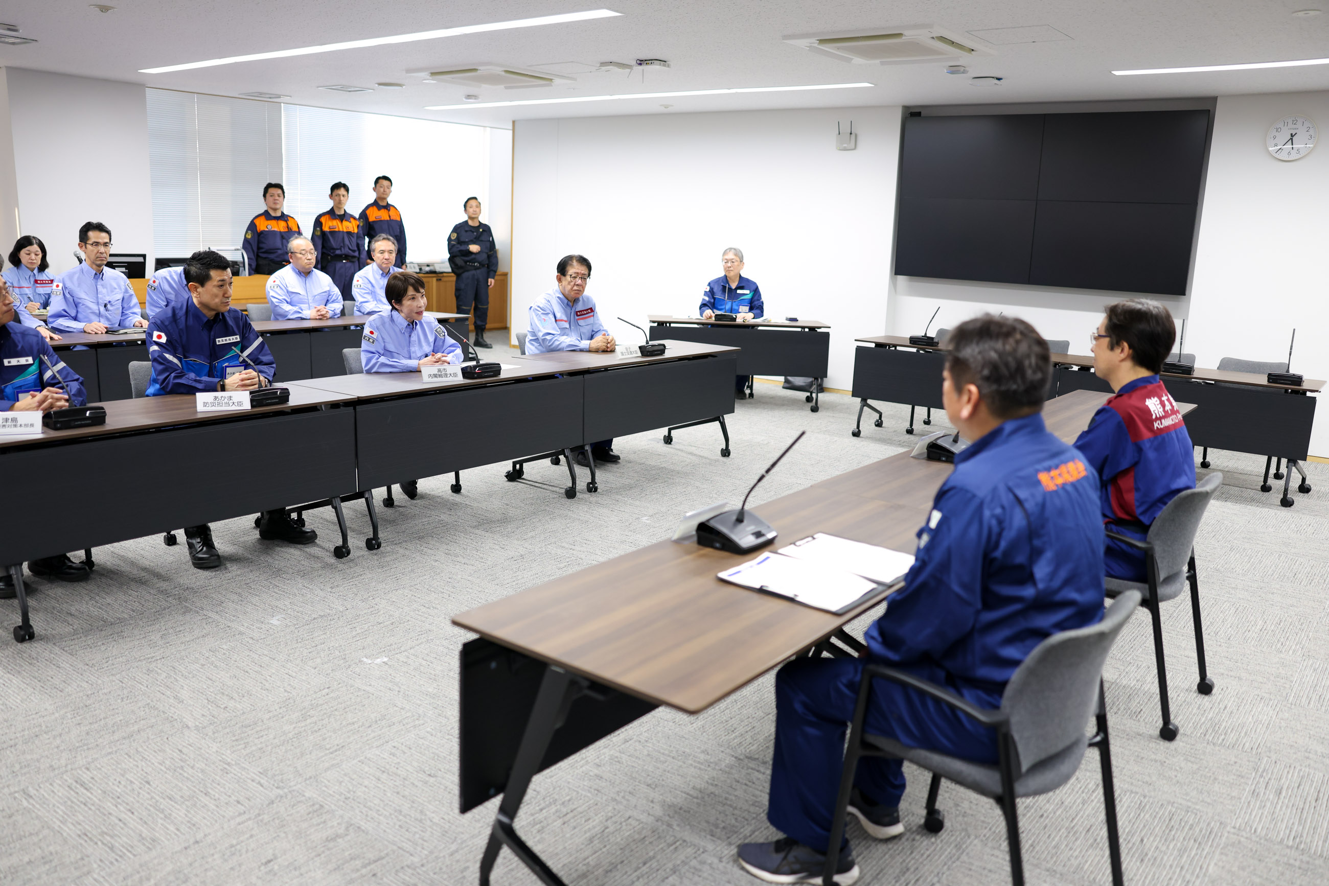 Prime Minister TAKAICHI Exchanging Views with Governor KIMURA Takashi of Kumamoto Prefecture (5)