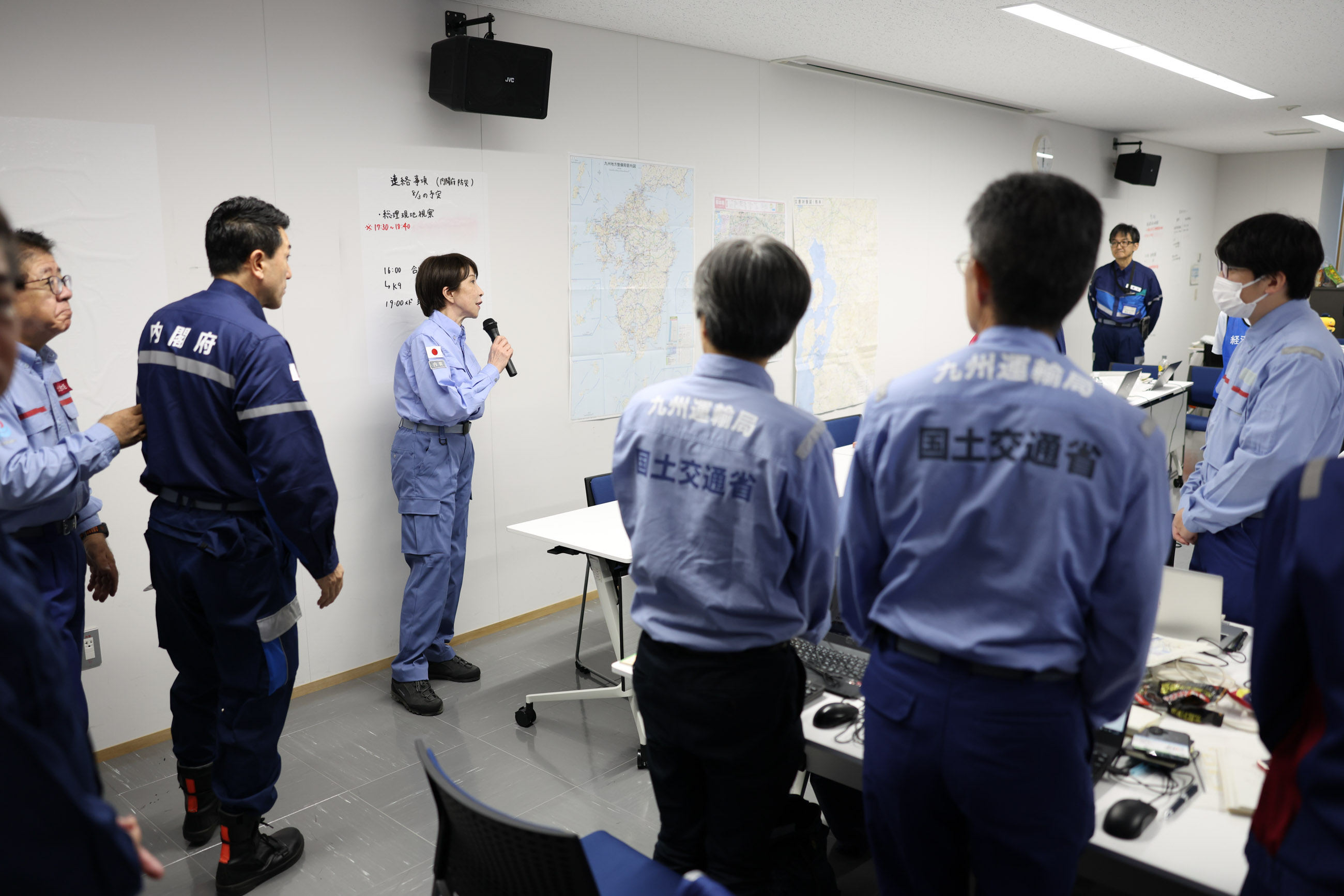 Prime Minister TAKAICHI Encouraging Personnel at the On-site Response Headquarters (1)