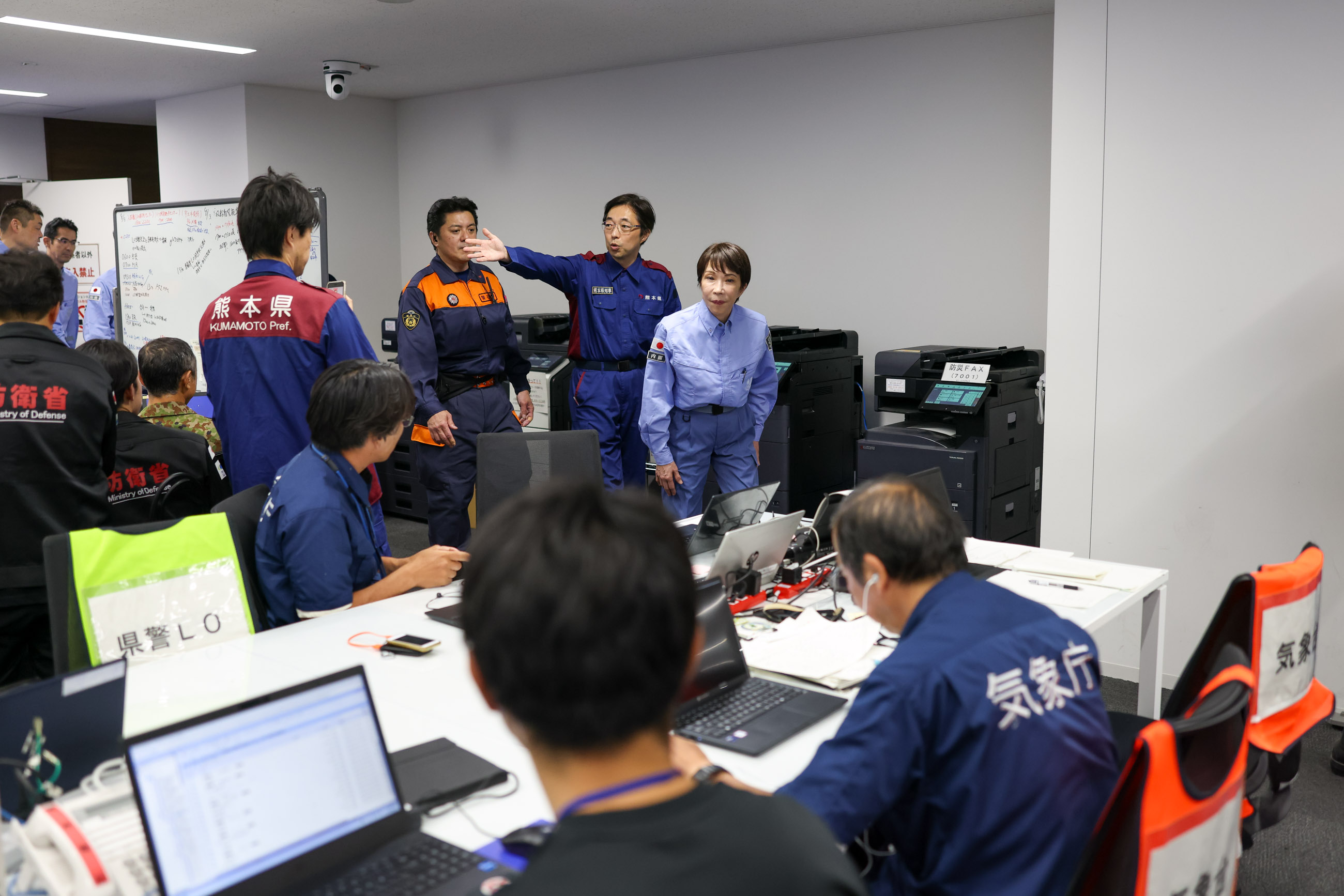 Prime Minister TAKAICHI Encouraging Personnel at the On-site Response Headquarters (2)