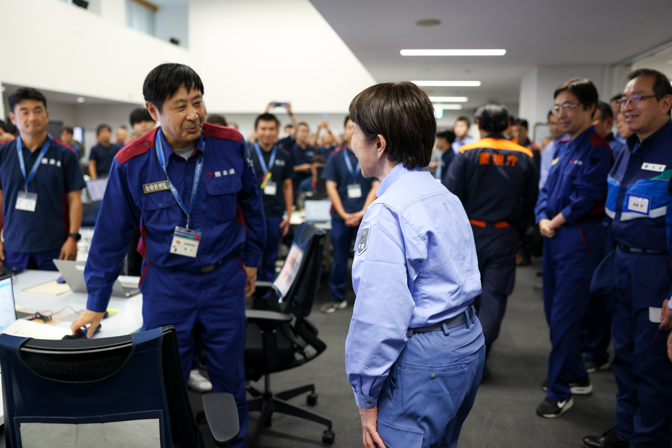 Prime Minister TAKAICHI Encouraging Personnel at the On-site Response Headquarters (4)
