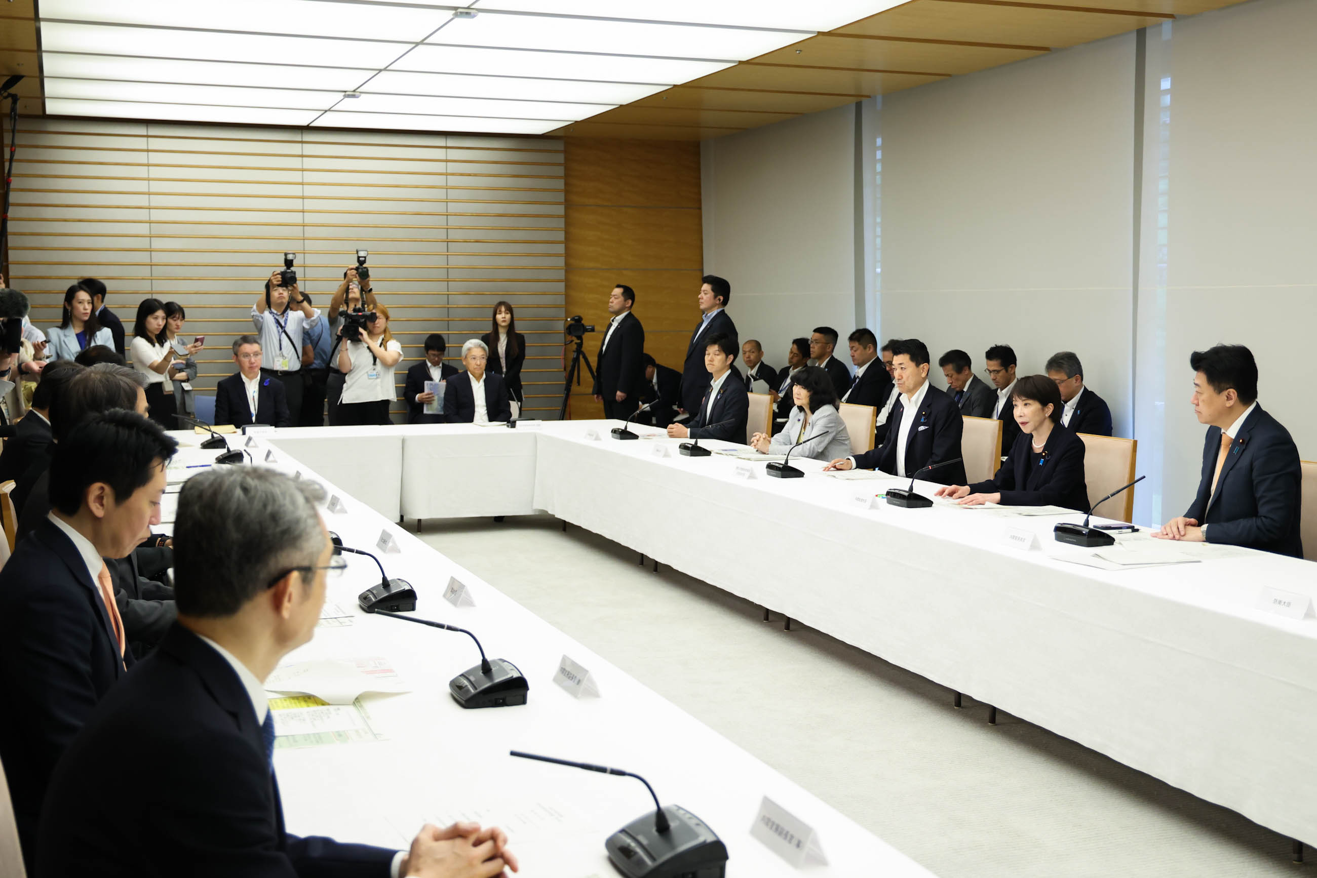 Prime Minster Takaichi wrapping up the meeting (2)